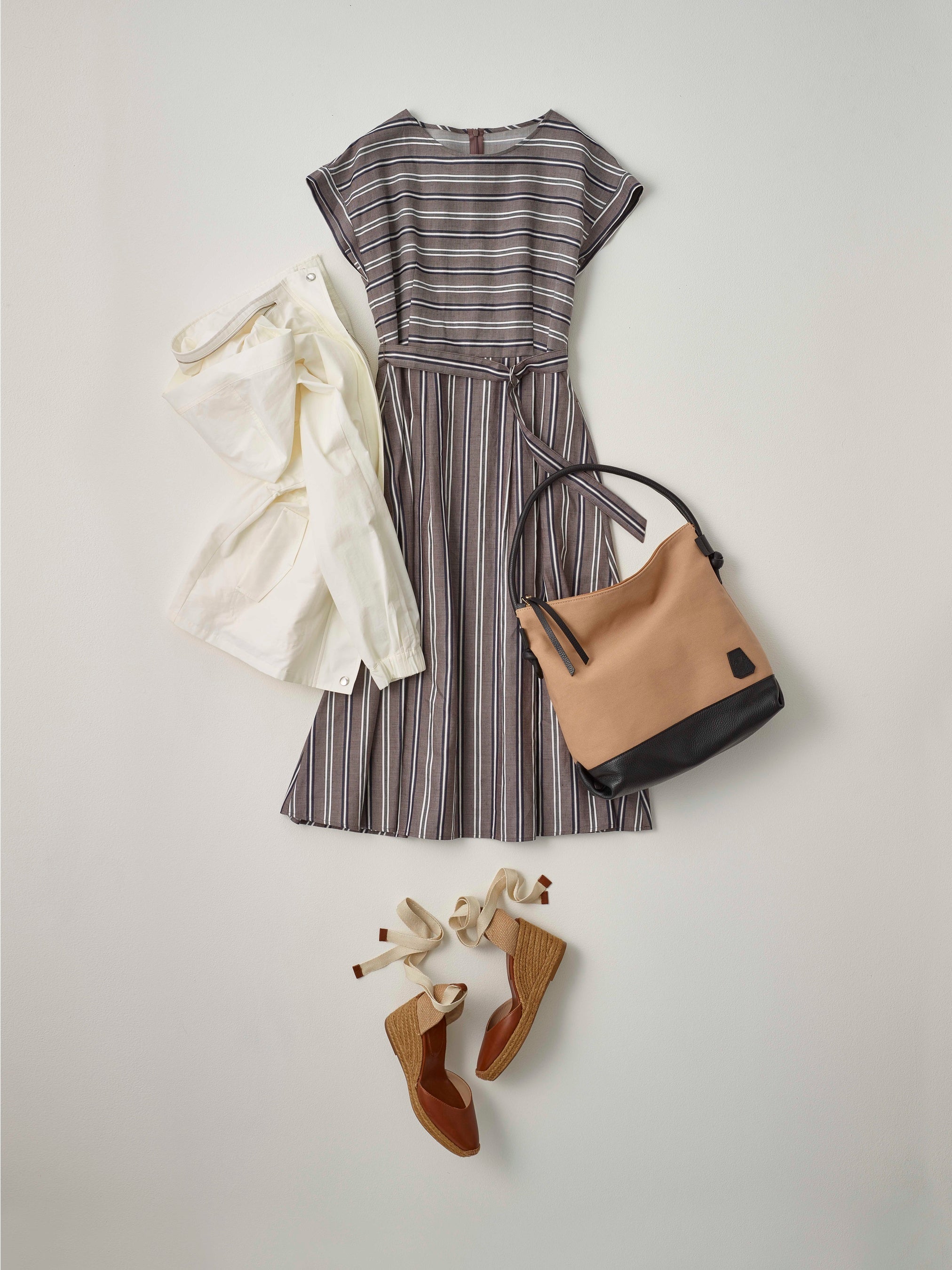 ドレス ¥75,900（税込） コート ¥53,900（税込）  バッグ ¥39,600（税込）