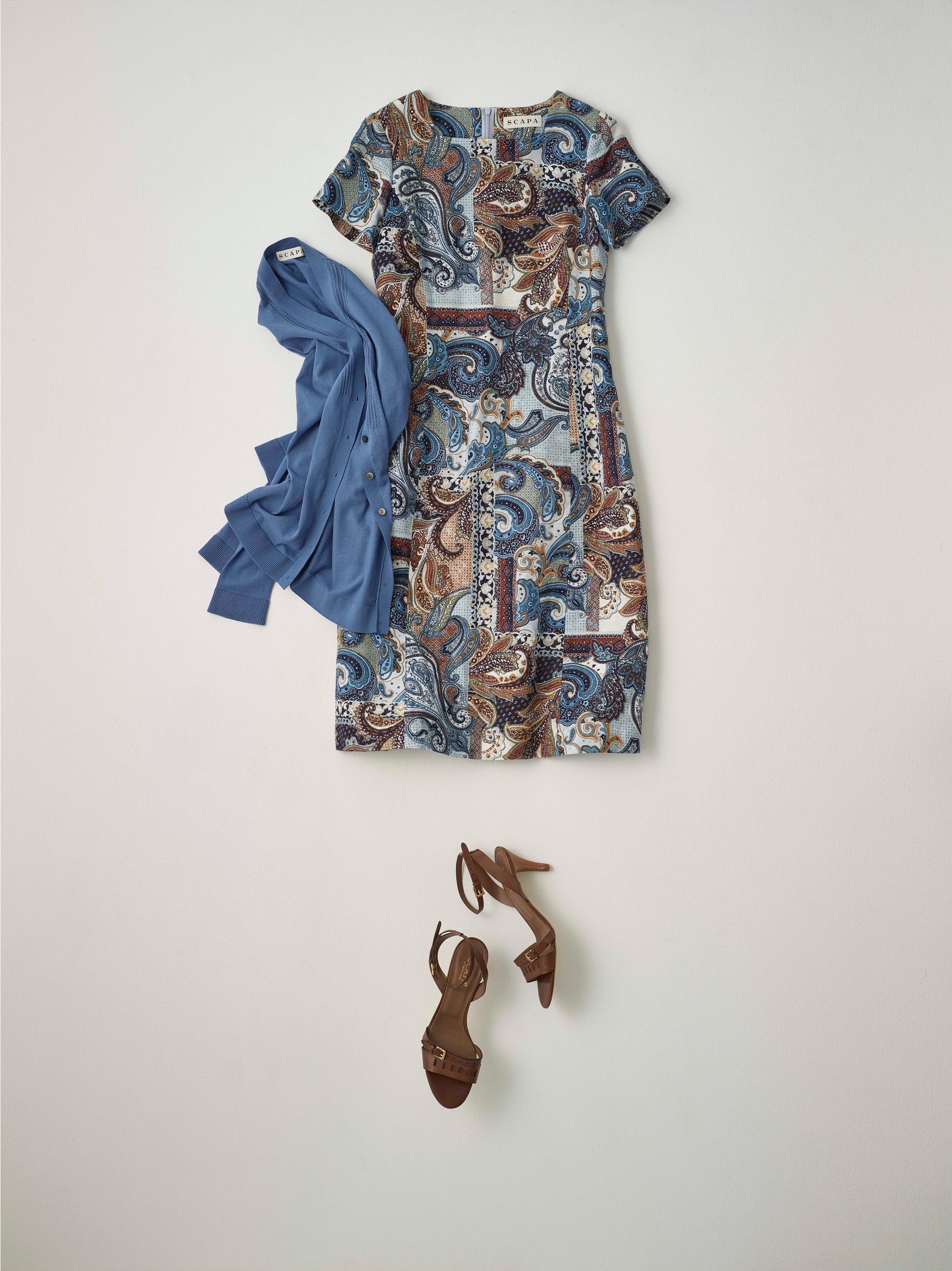 ドレス ¥75,900(税込） カーディガン ¥29,700(税込） 