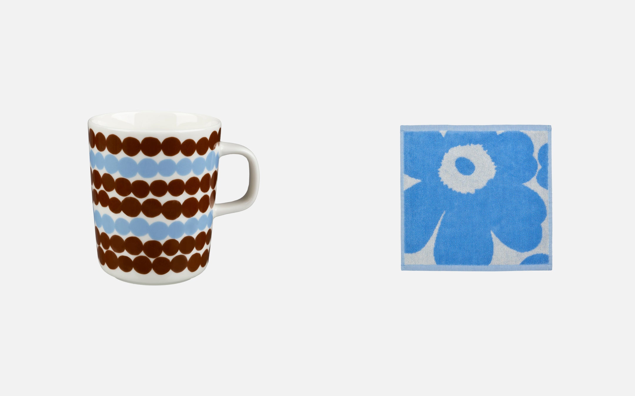 (左)マグカップ 3,630円 (右)ミニタオル 1,980円(すべて日本限定アイテム)