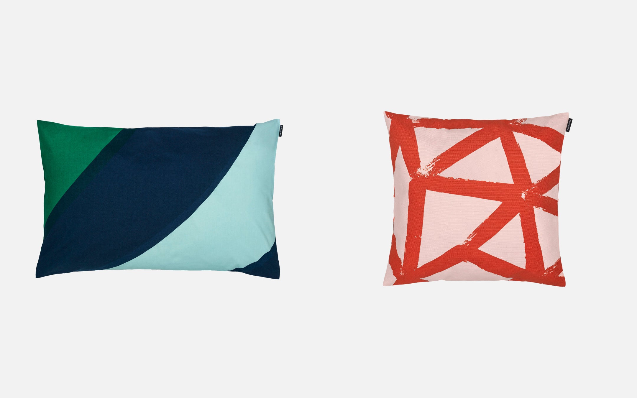 (左)サヴァンニ クッションカバー 40×60cm 8,250円 (右)ウッコスピルヴィ クッションカバー 40×40cm 6,600円