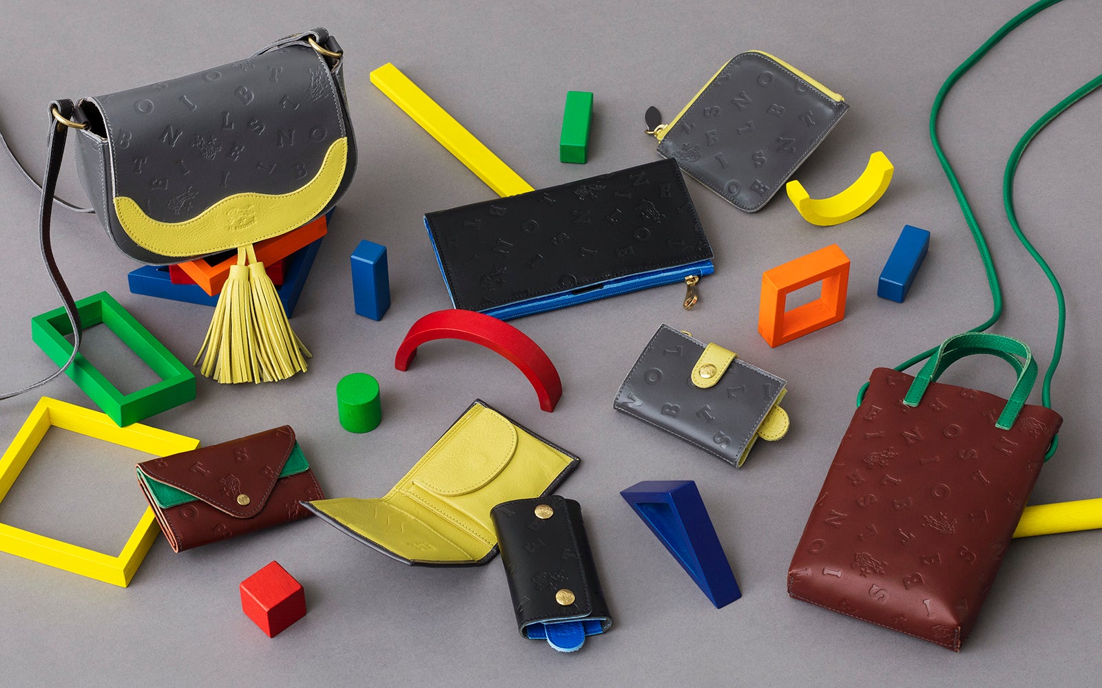 「LOGO EMBOSSED LEATHER」 ©IL BISONTE