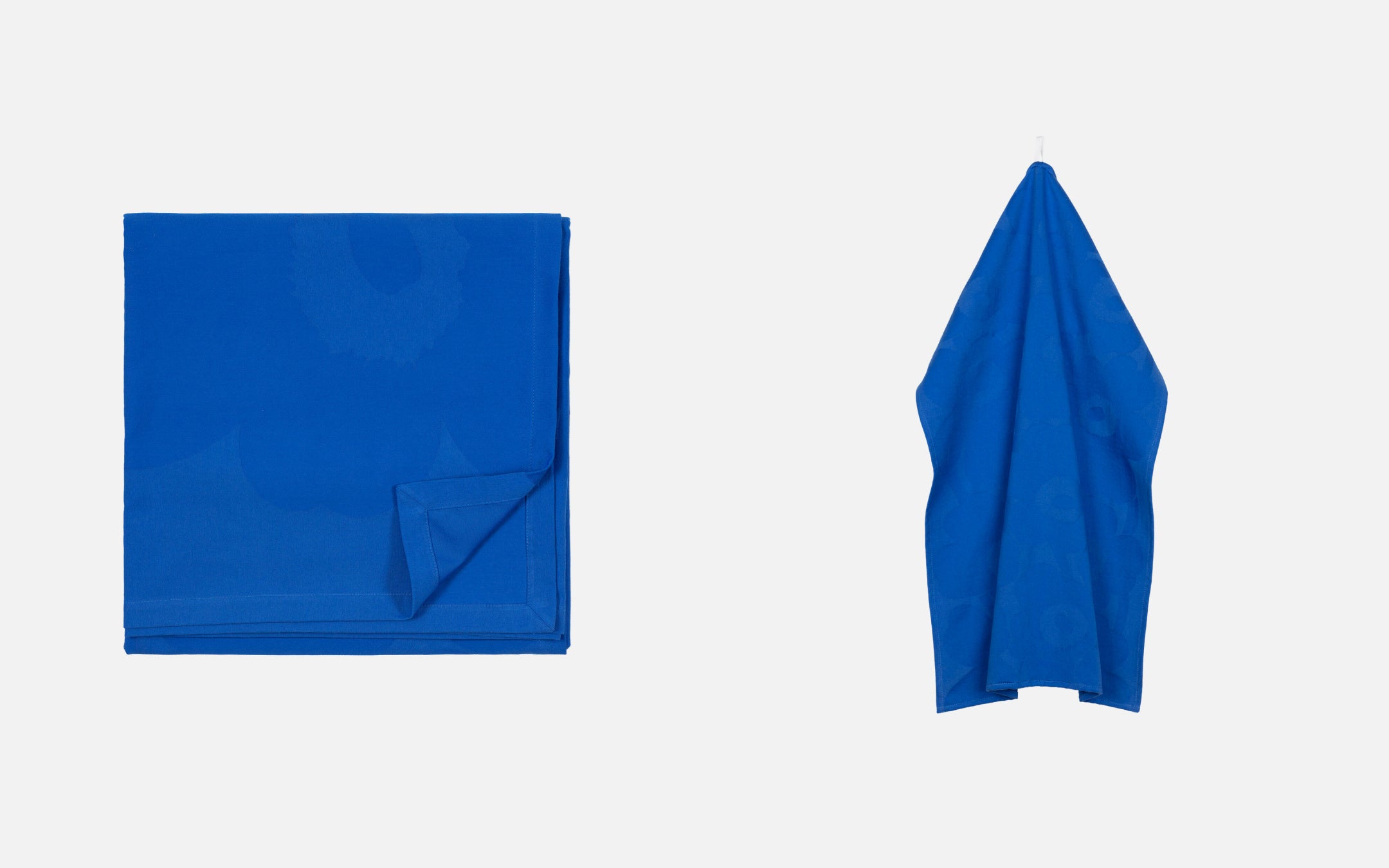 (左) テーブルクロス ￥38,500 (右) キッチンタオル ￥3,850