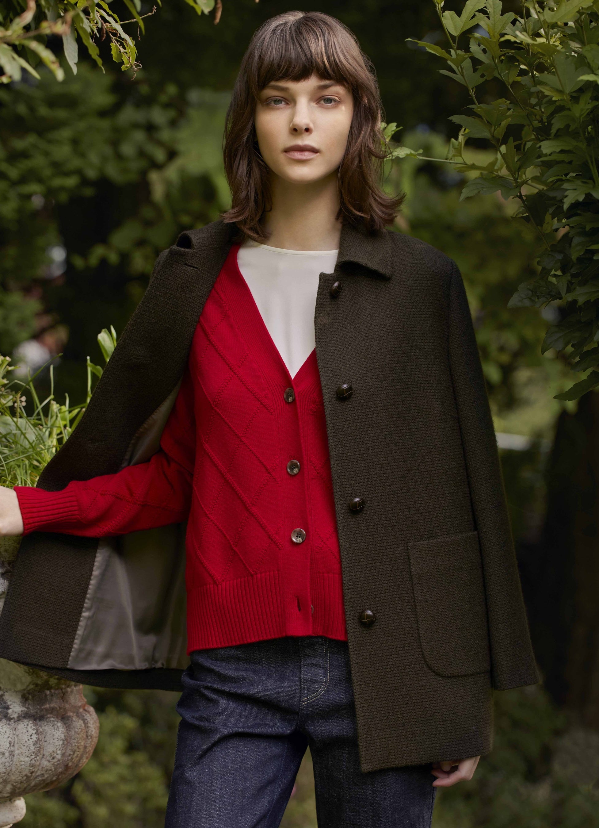 Coat ¥64,900 Kint ¥28,600 Blouse ¥23,100 Pants ¥26,400