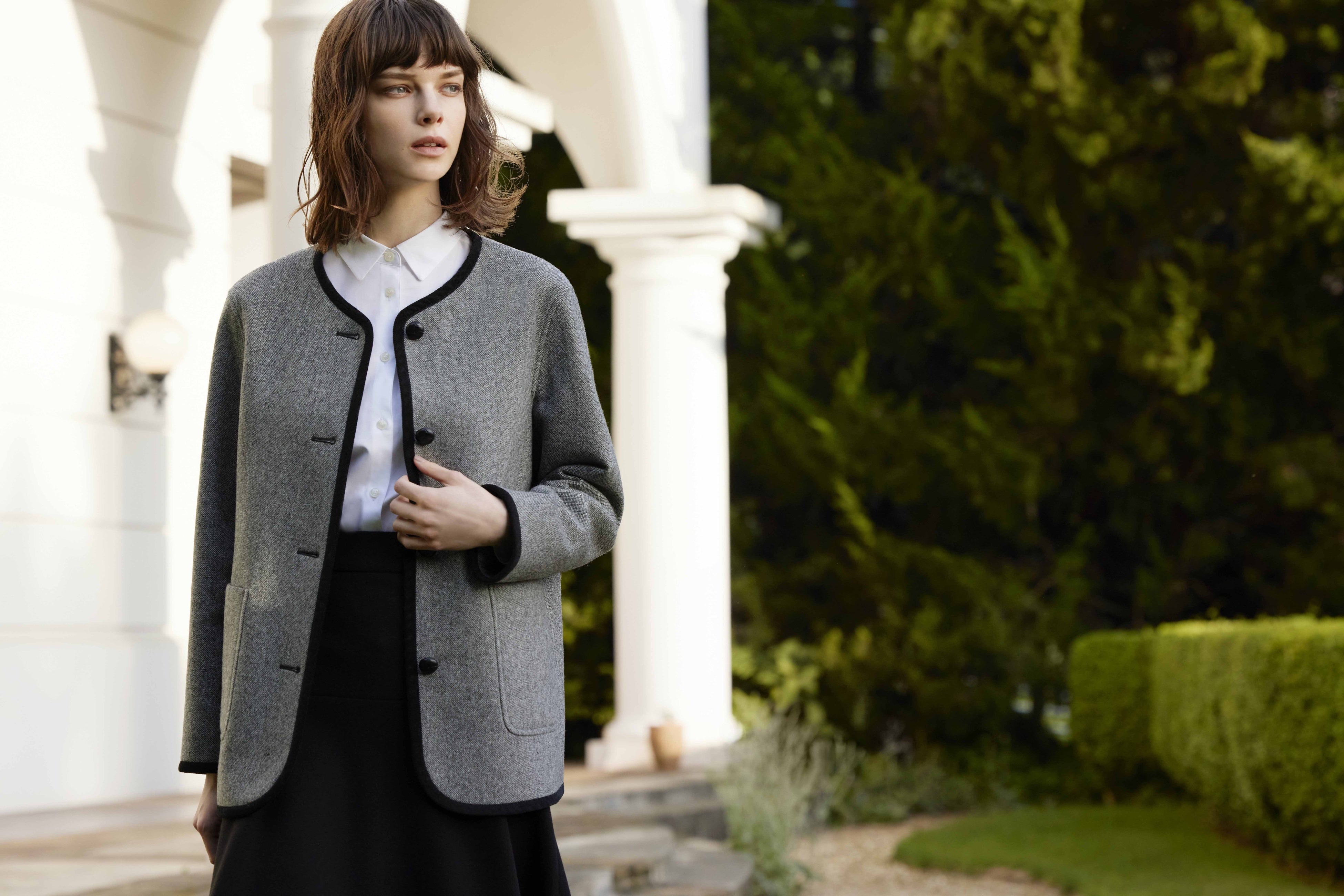 Coat ¥53,900 Shirt ¥26,400 Skirt ¥26,400