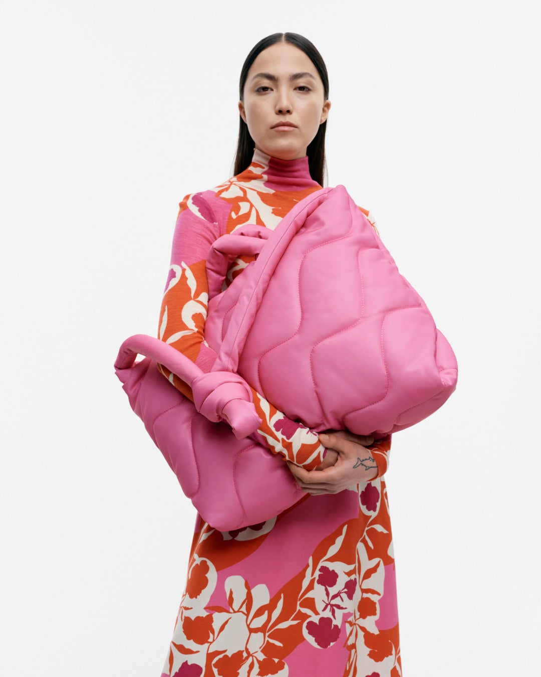 【2023AW】マリメッコ/ Pillow Mini Taifuuni ショルダーバッグ マリメッコ]ダイナミックでシャープなプリントと温もり感じる
