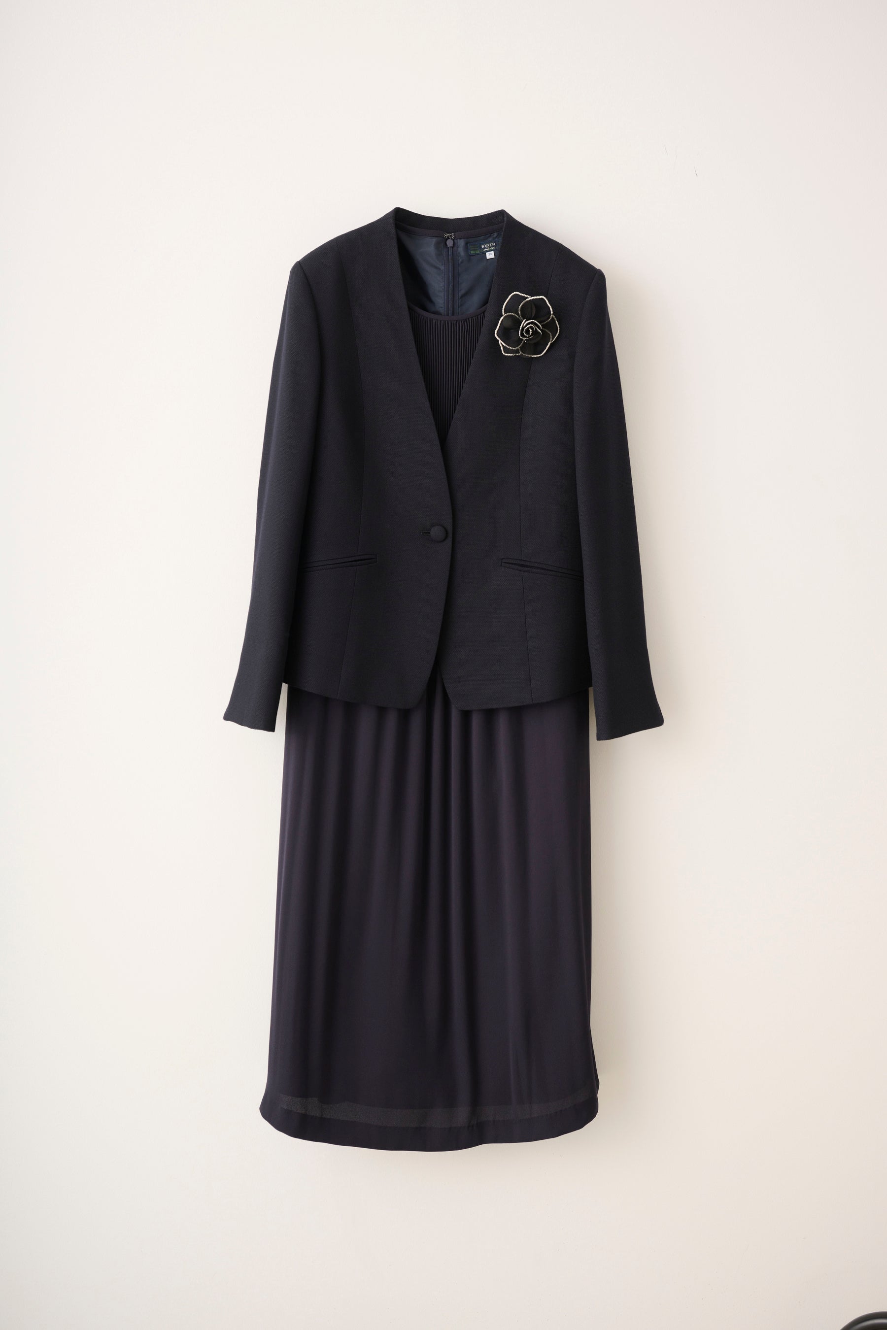 ノーカラージャケット￥40,700(税込) ドレス￥36,300(税込) コサージュ￥7,700(税込)