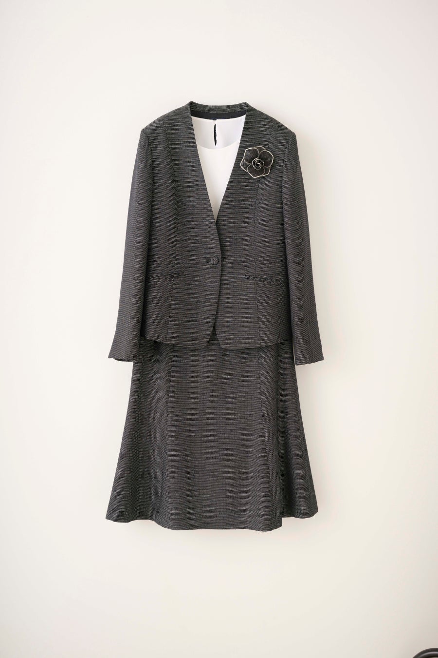 ノーカラージャケット¥40,700(税込) ブラウス¥19,800(税込) スカート¥24,200(税込) コサージュ¥7,700(税込)