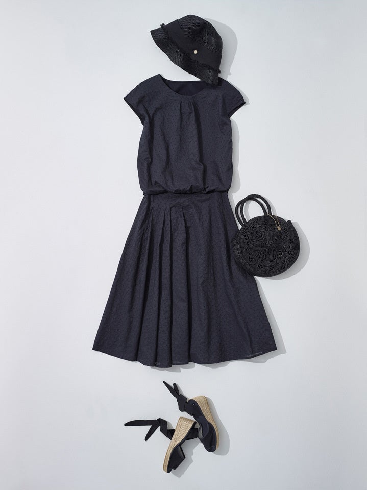 コットンのトップス＆スカート（コットンエンブロイダリー）トップス ¥25,300（税込）　スカート ¥53900 （税込）