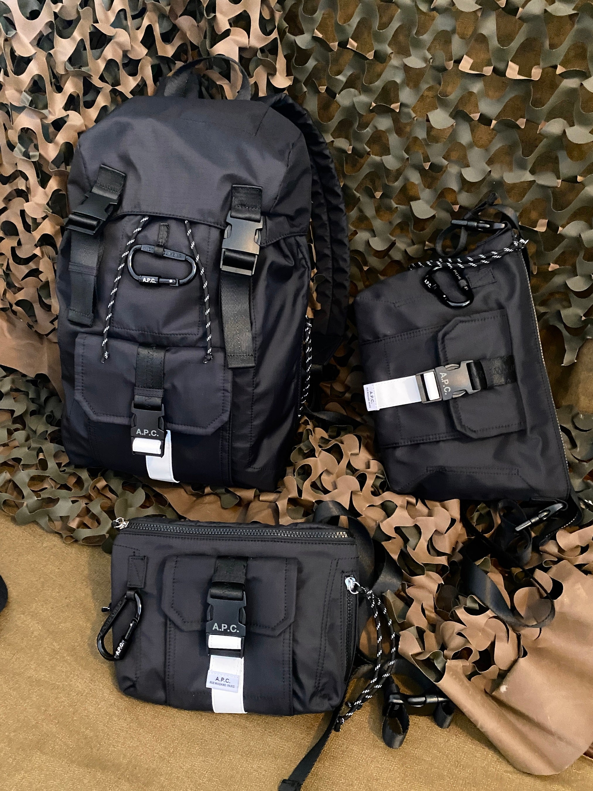 (左上から時計回りに)トレック リュックサック 60,500円 45 x 30 x 14cm、 トレック ショルダーバッグ 29 x 18.5 x 2.5cm 36,300円、トレック ヒップバッグ 31,900円 26 x 16 x 2.5cm