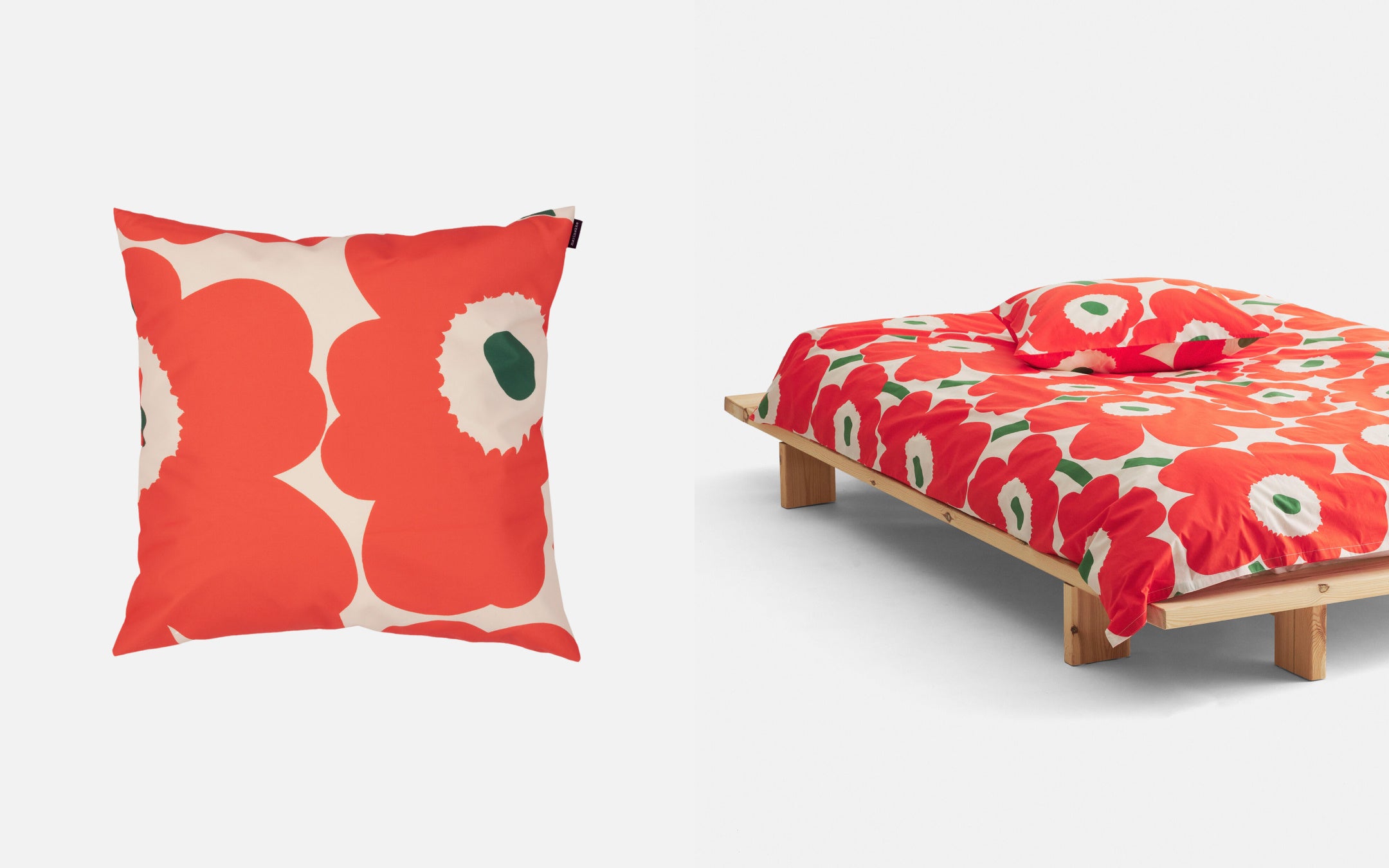 (左)Unikko 40×60cm クッションカバー ￥9,020 (右)Unikko 150×210cmデュベカバー ￥22,000