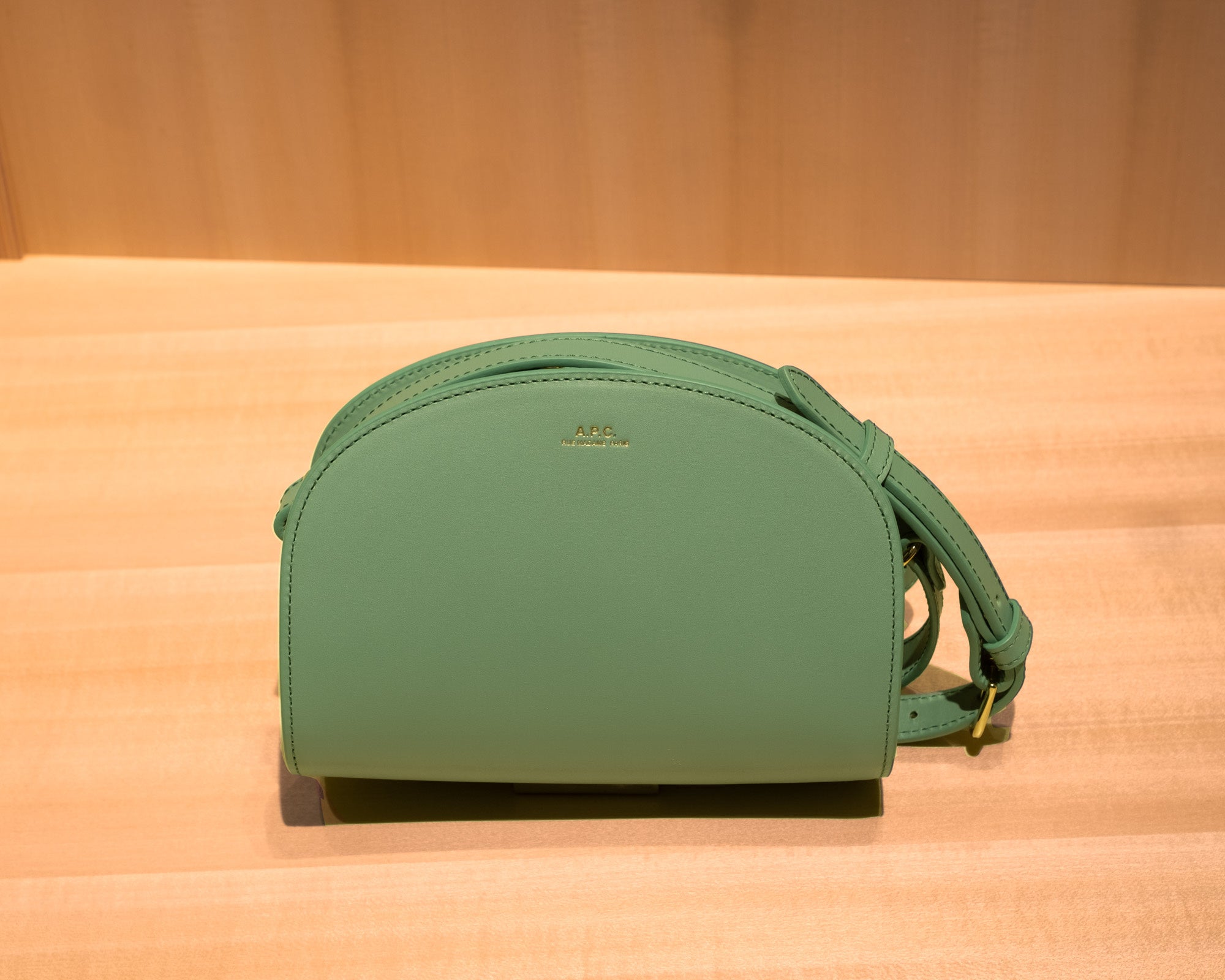 DEMI-LUNE ミニバッグ_A.P.C.湘南店限定ジェイドグリーンカラー_61,600円