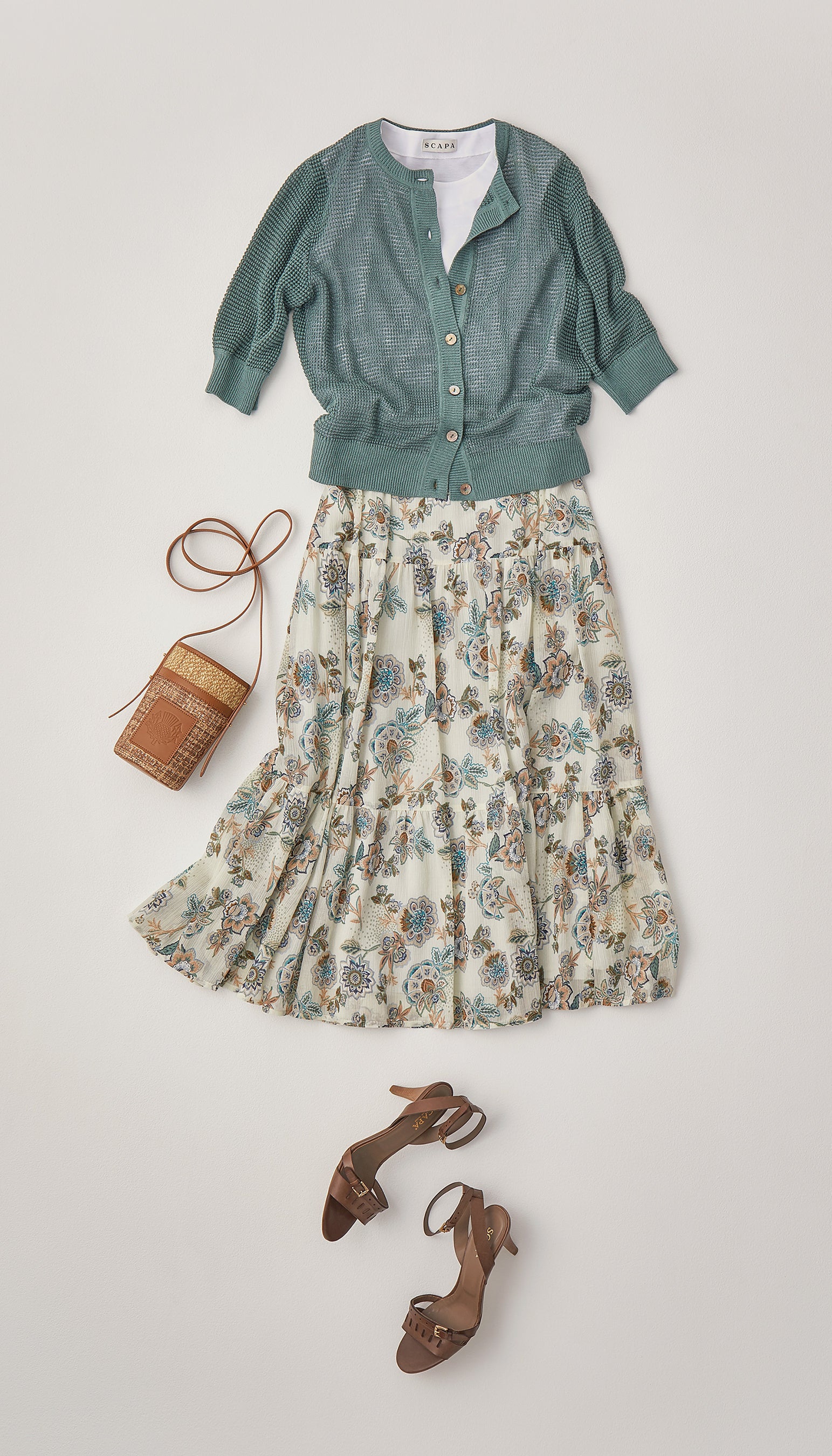 ニット ¥29,700(消費税込) カットソー ¥23,100(消費税込) スカート ¥53,900 (消費税込) バッグ ¥39,600(消費税込)