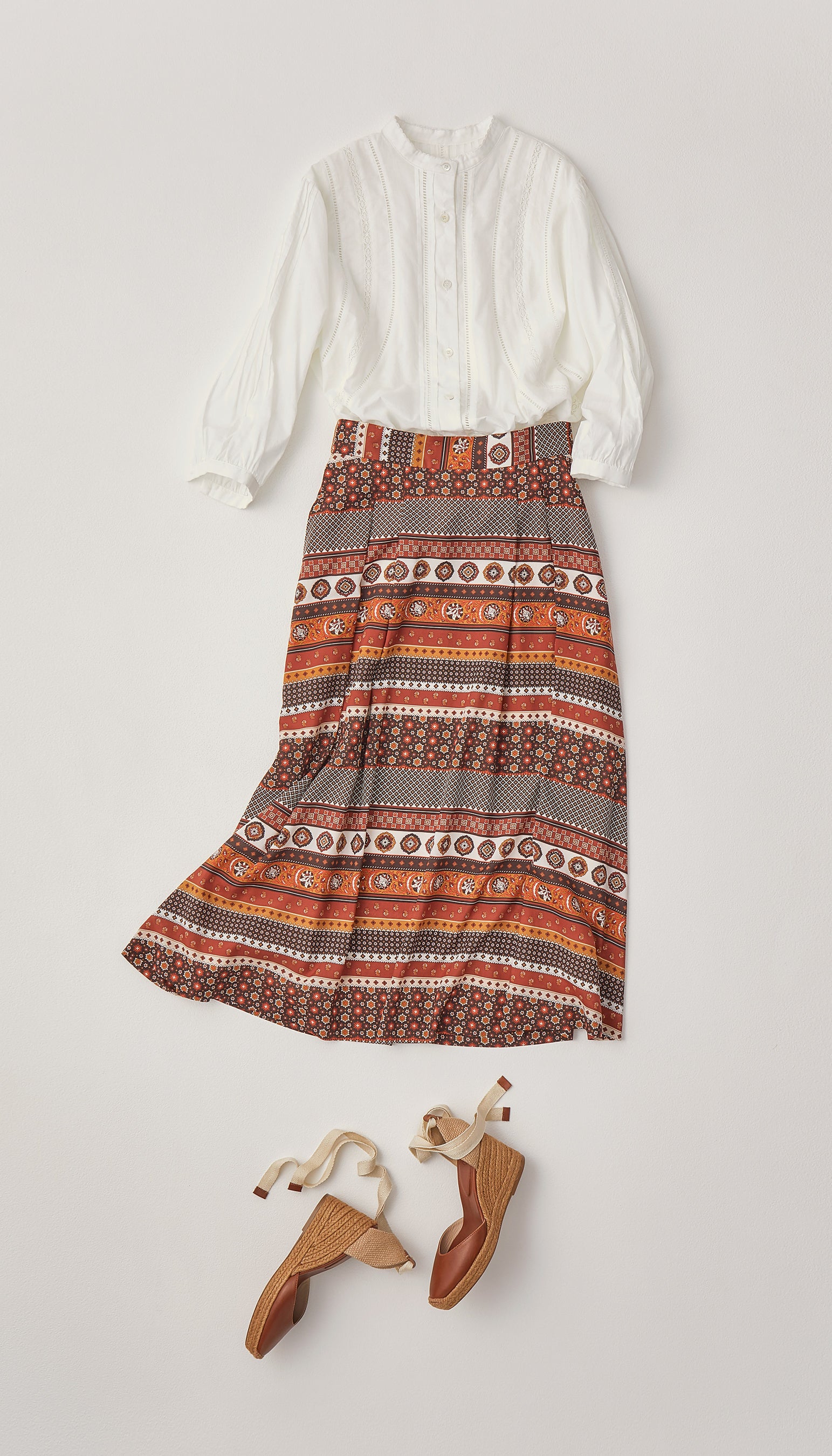 ブラウス ¥37,400(消費税込) スカート ¥42,900(消費税込) 