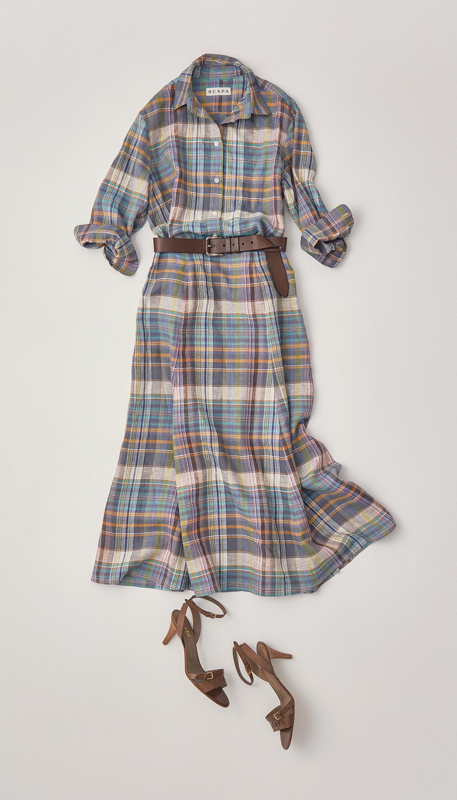 ブラウス ¥42,900(消費税込）スカート ¥47,300(消費税込） 