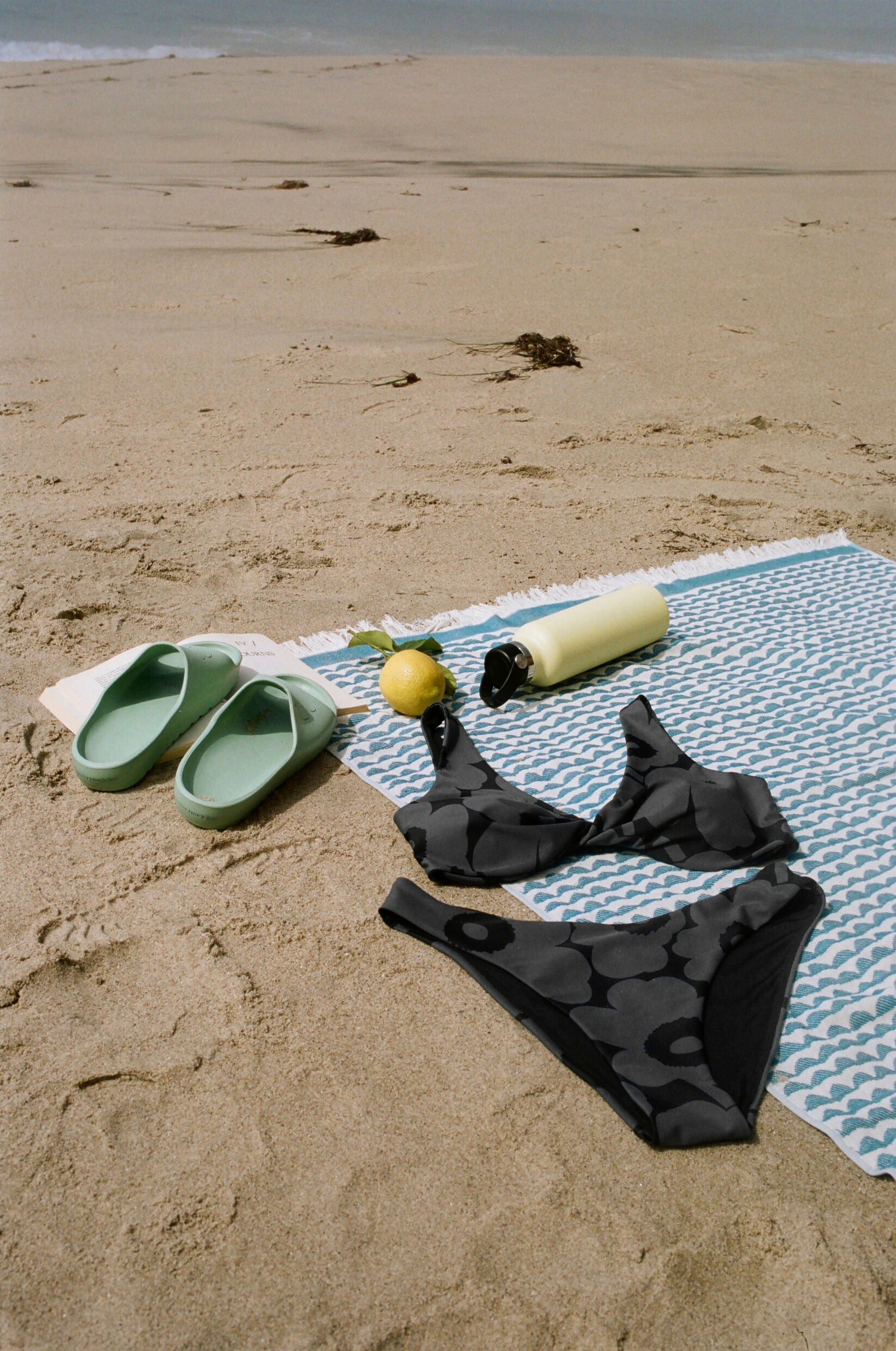 トップス 13,200円　ボトムス 9,350円（5月27日発売予定）　Papajo バスタオル 8,800円（販売中）