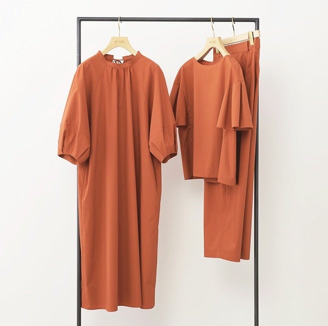 カラー：オレンジ　ワンピース ¥53,900 (税込) ブラウスv¥31,900 (税込) パンツ ¥37,400 (税込)