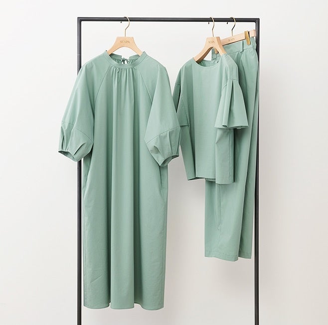 カラー：グリーン　ワンピース ¥53,900 (税込) ブラウスv¥31,900 (税込) パンツ ¥37,400 (税込)