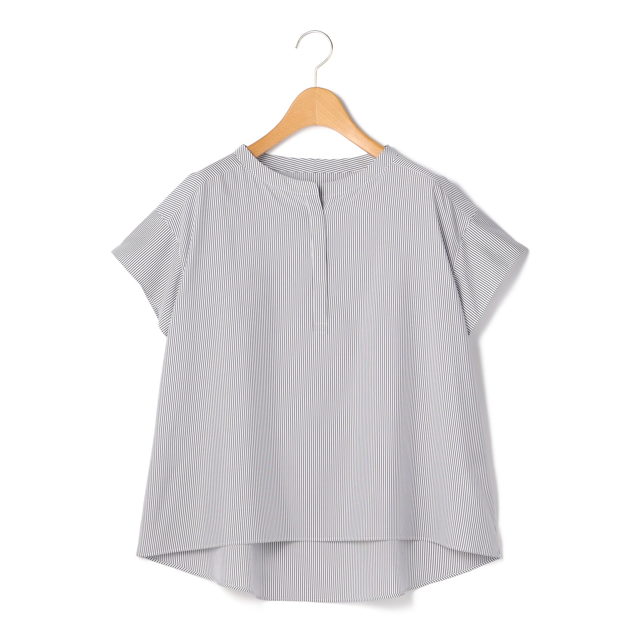 アソート 半袖スタンドカラーブラウス ¥17,600 (税込)