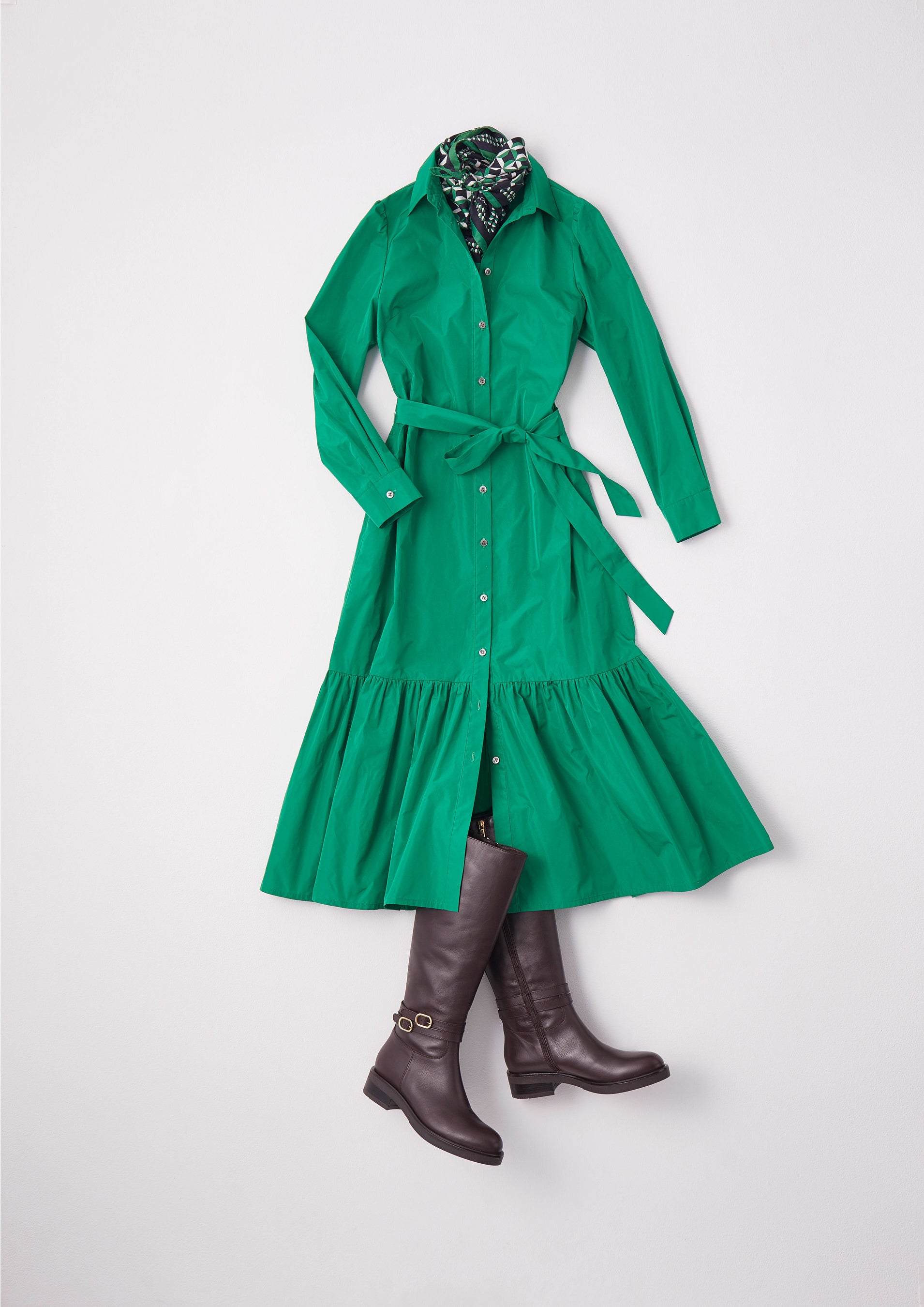 Dress￥75,900  Scarf￥37,400 