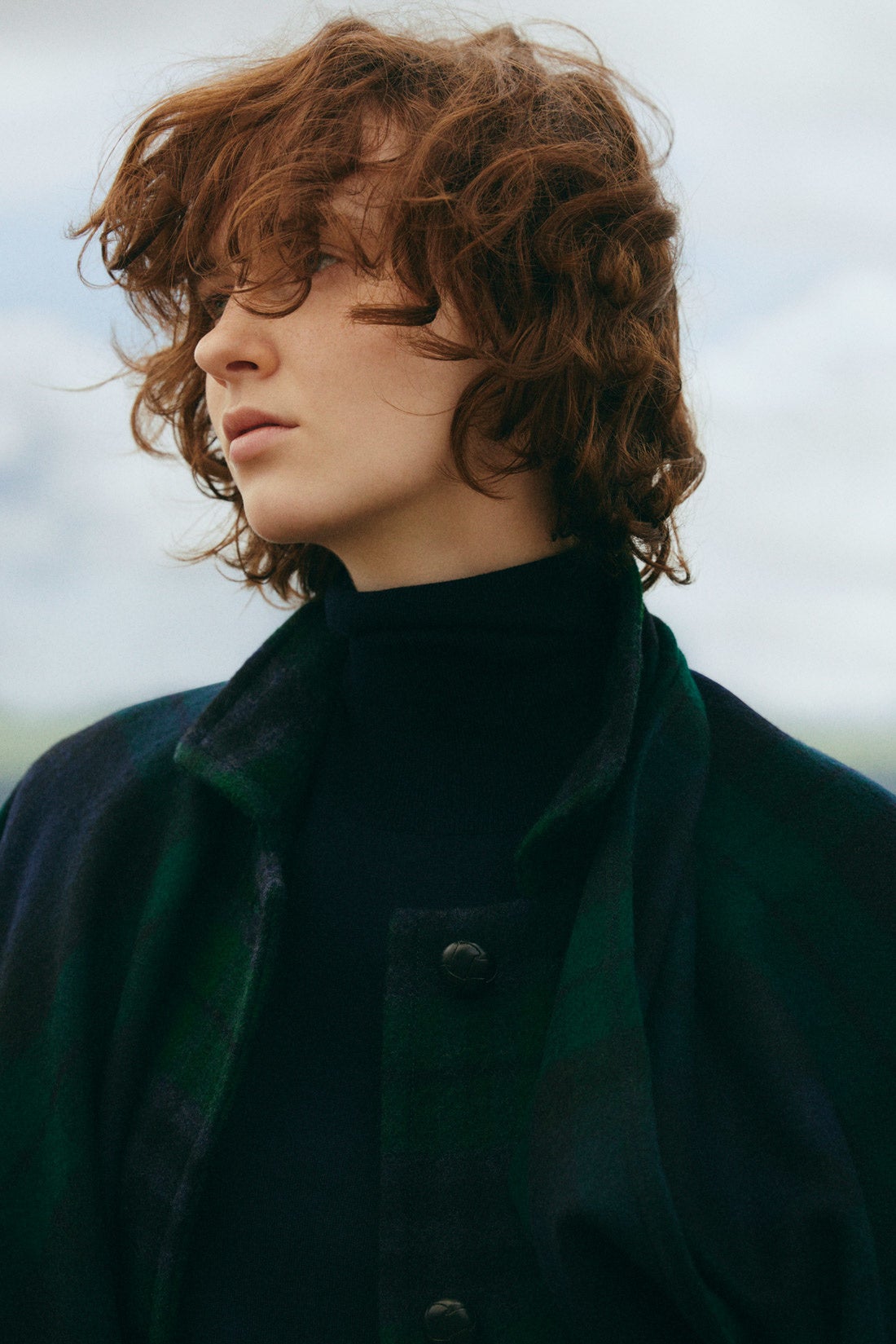 Coat ¥101,200 Knit ¥26,400 Poncho ¥16,500