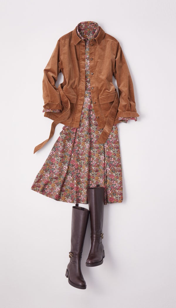 Jacket¥64,900 Blouse¥42,900 Skirt¥53,900