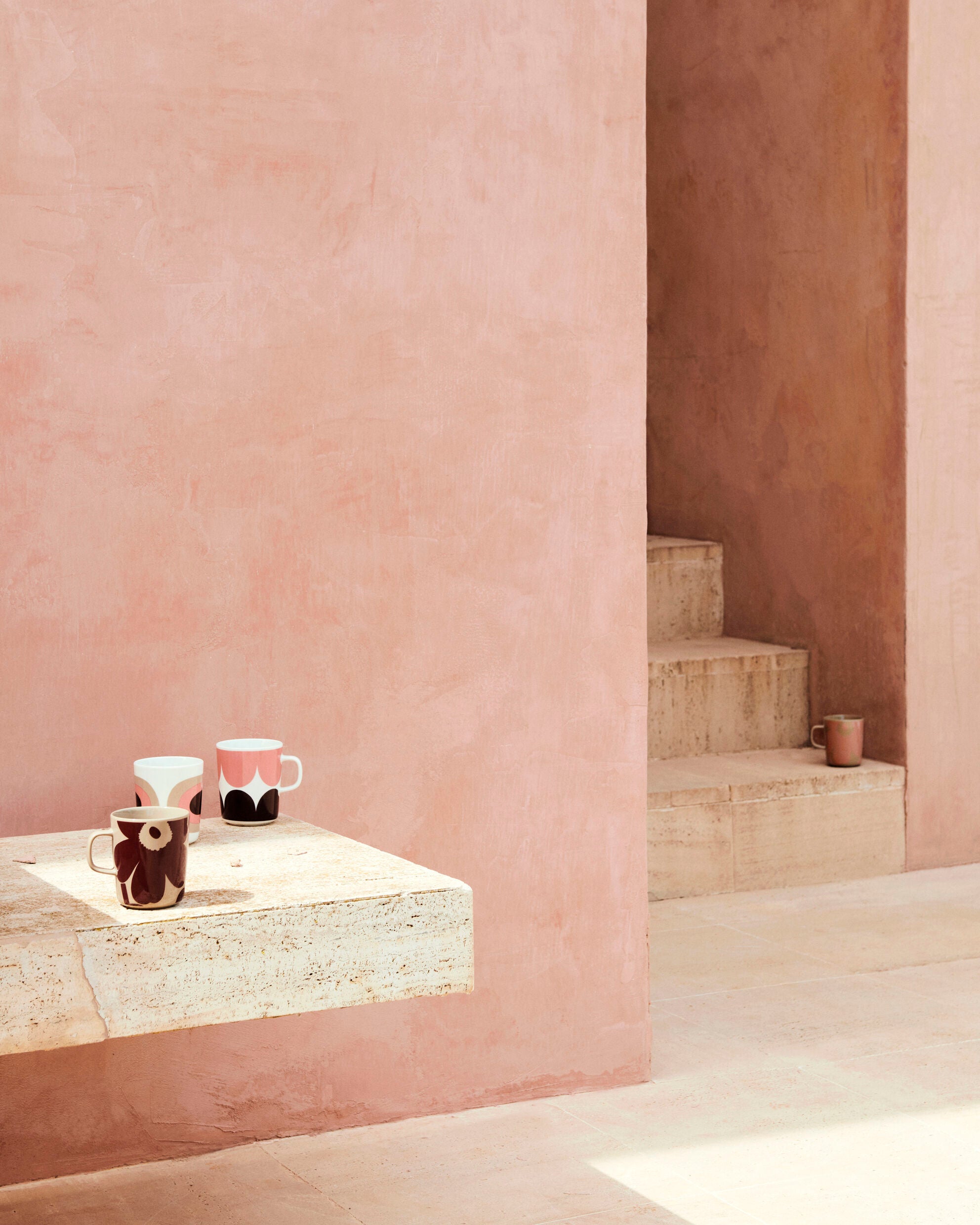 左奥：Harka & Melooni マグカップセット（各250ml）7,700円　左手前・右奥：Unikko マグカップセット（各250ml）7,700円（すべて全世界で販売中）