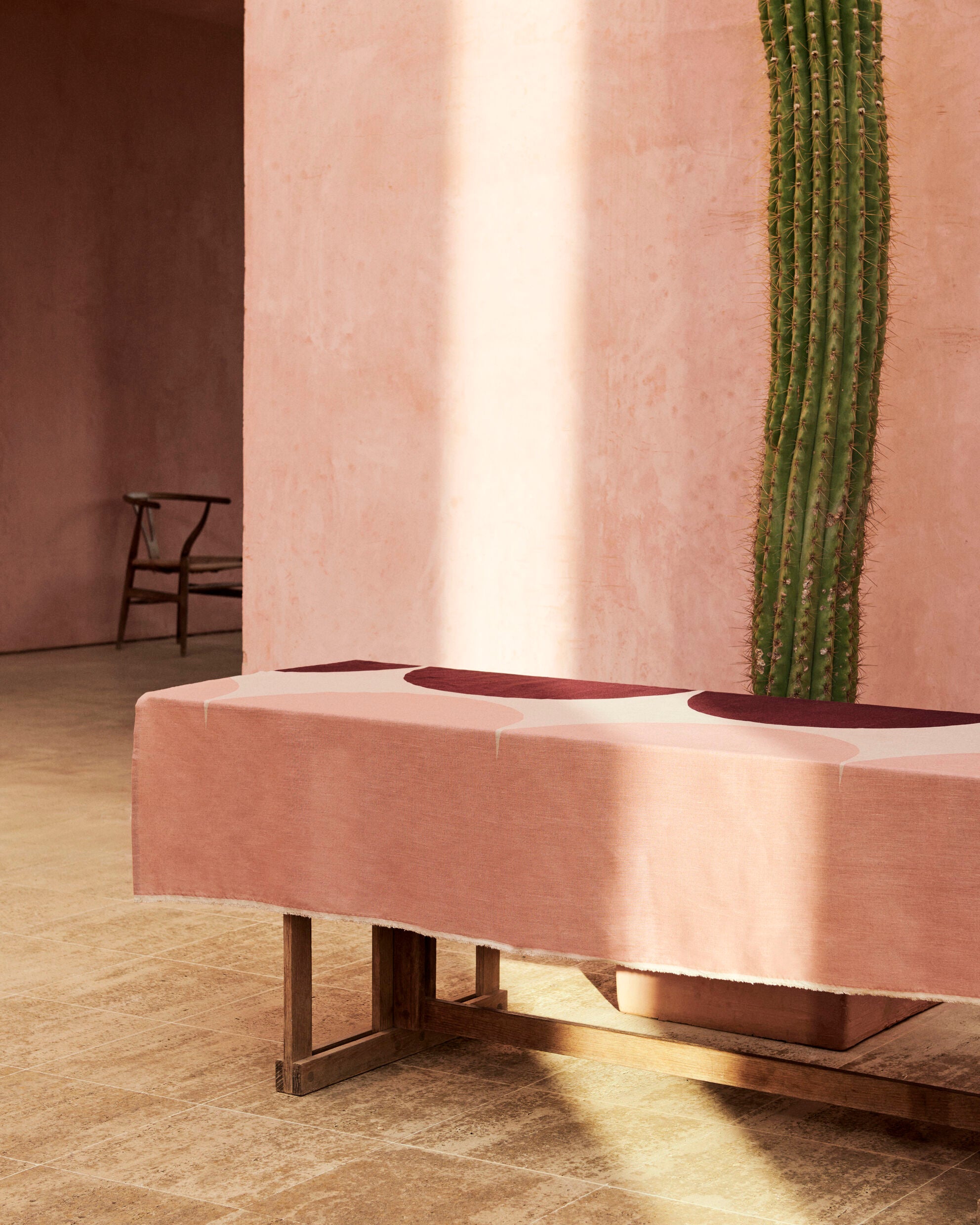 テーブルクロス（242 x 145cm）33,000円（全世界で販売中）