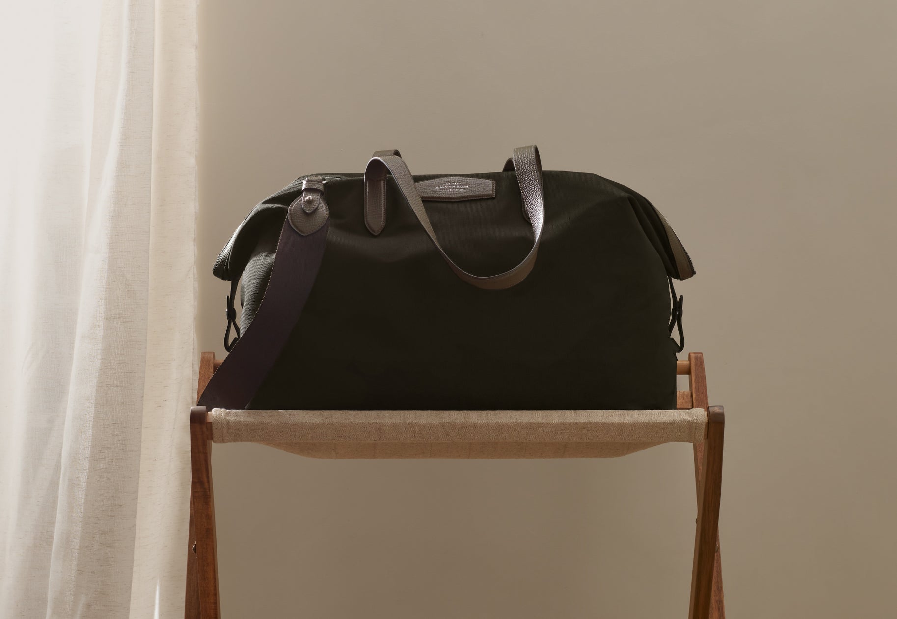 【SMYTHSON】時を超えて愛される英国ブランド、スマイソンの新色「Dark Moss」が語るエレガンス