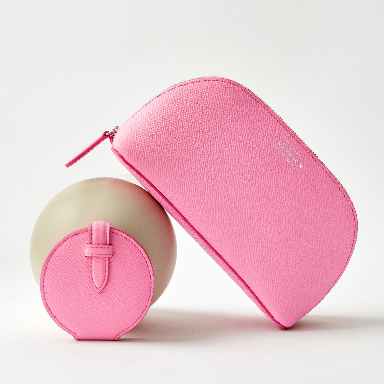 【SMYTHSON】シーズンを彩る新色〈Flamingo(フラミンゴ)〉が登場