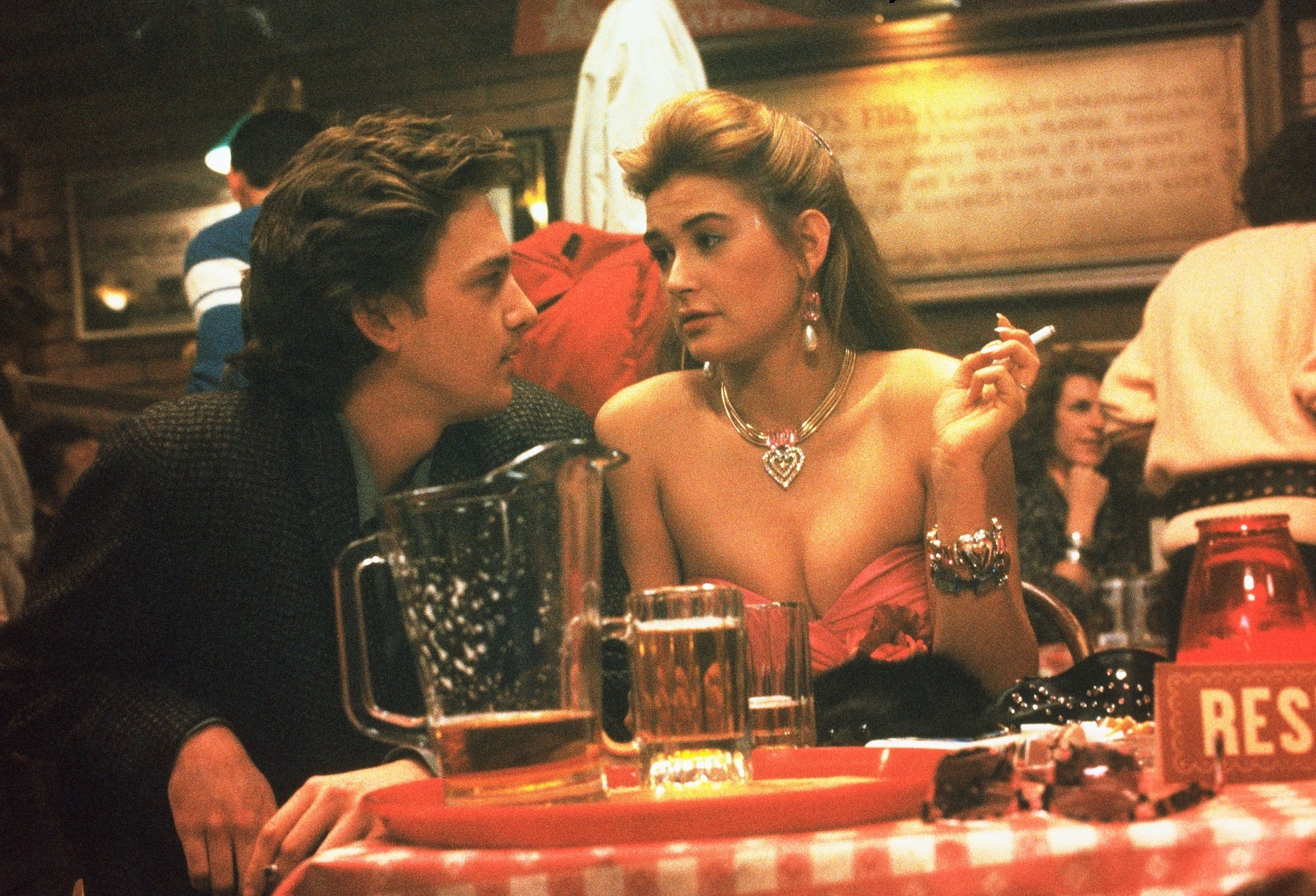 ▲ファイルーズあいさんが吹き替えるデミ・ムーア（画面右）