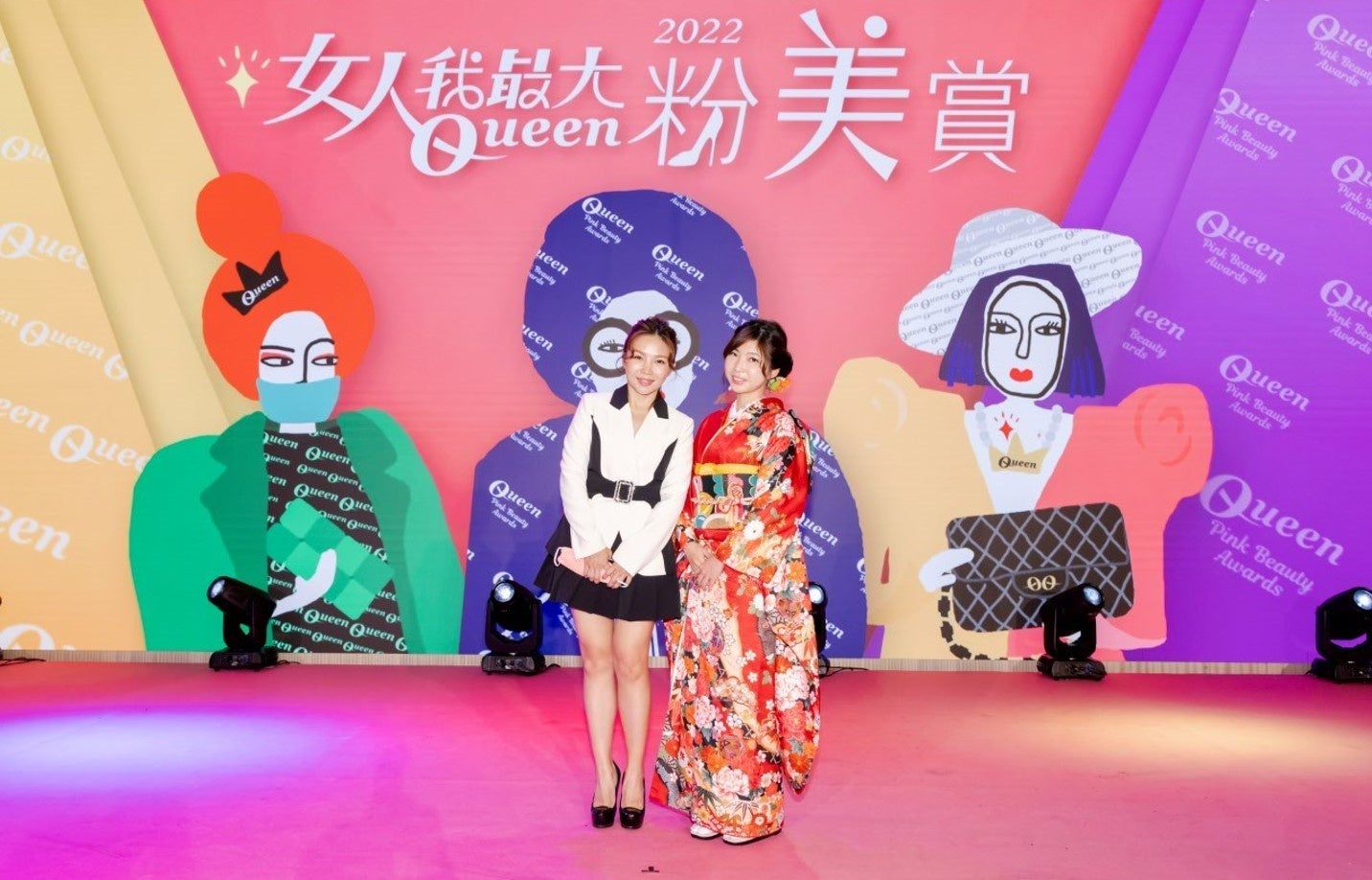2022女人我最大粉美賞」の授賞式の様子。左が台湾で有名な美容家さん。右が台湾マナラスタッフ。