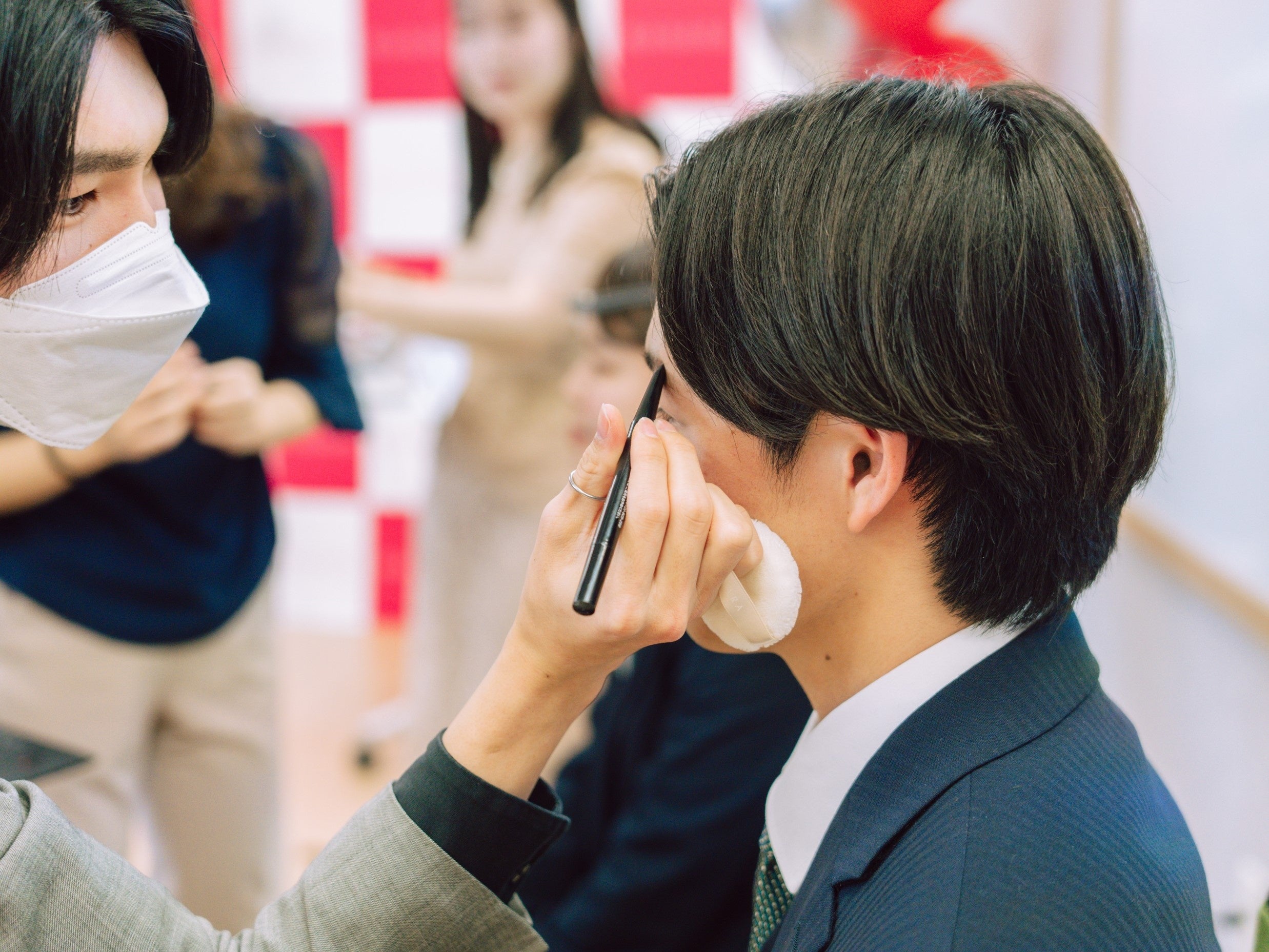 先輩社員が社会人メイクをプレゼントする、恒例の「メイク入社式」