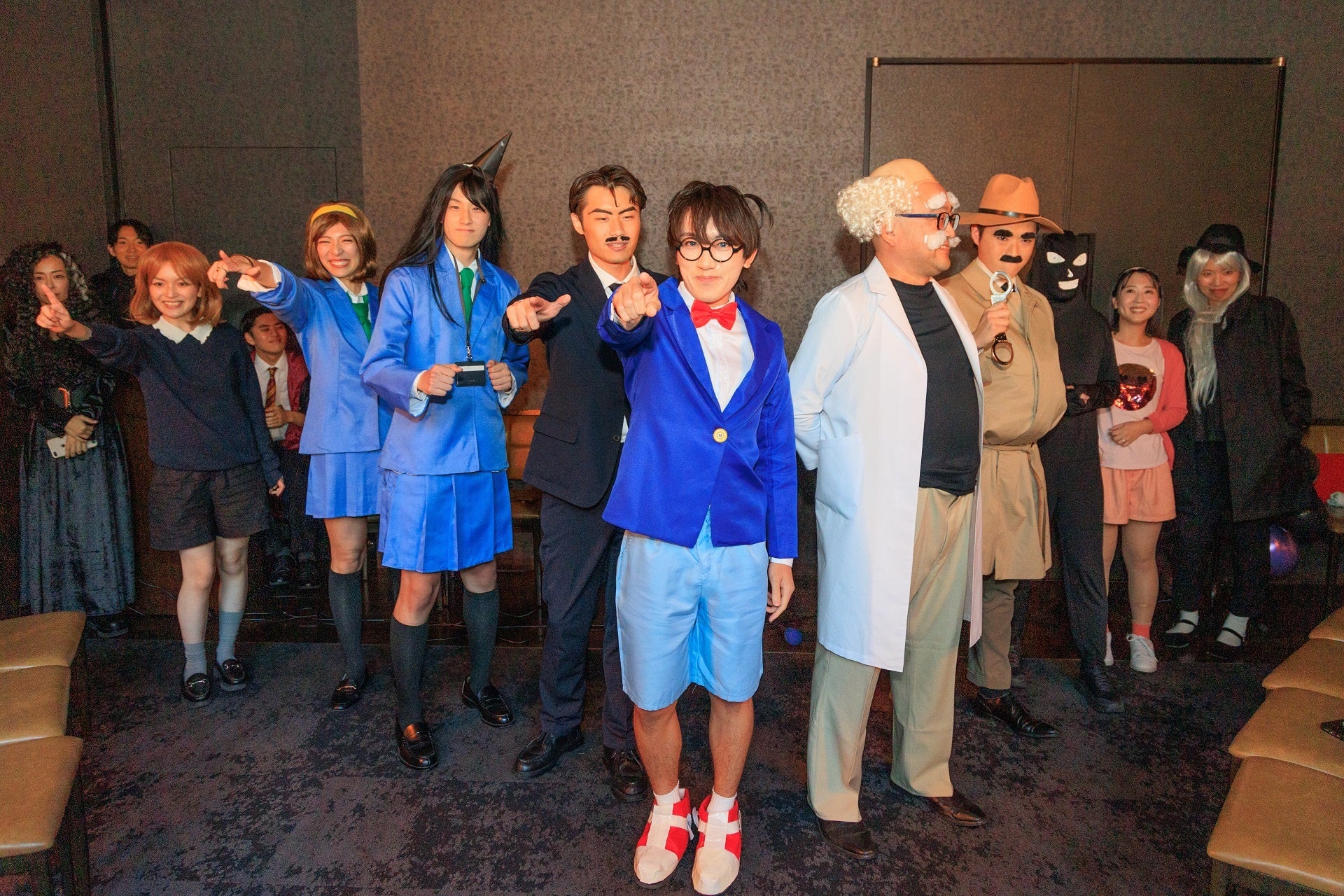 パフォーマンスを披露する社員たち３