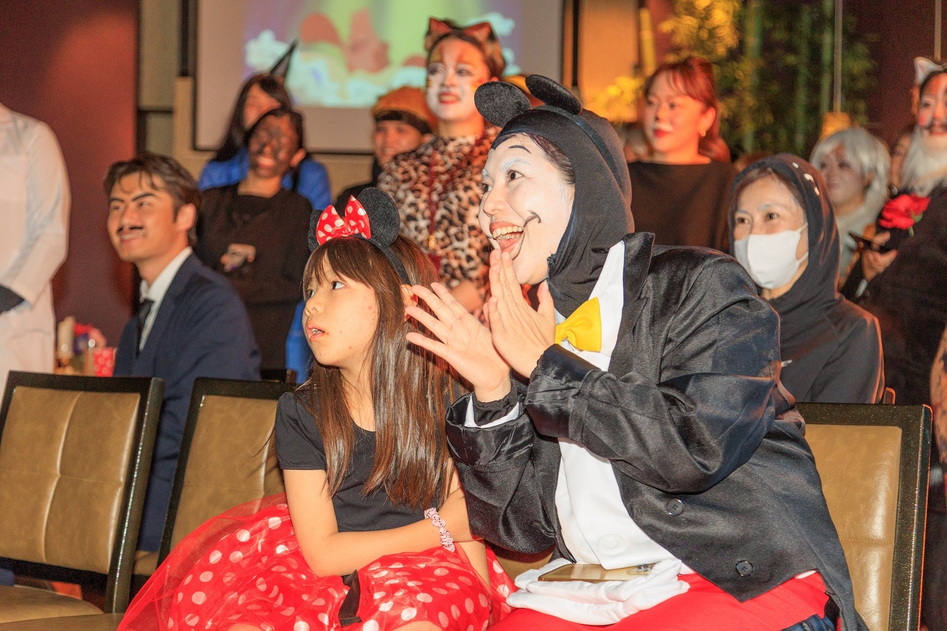 親子でハロウィンを楽しむ様子