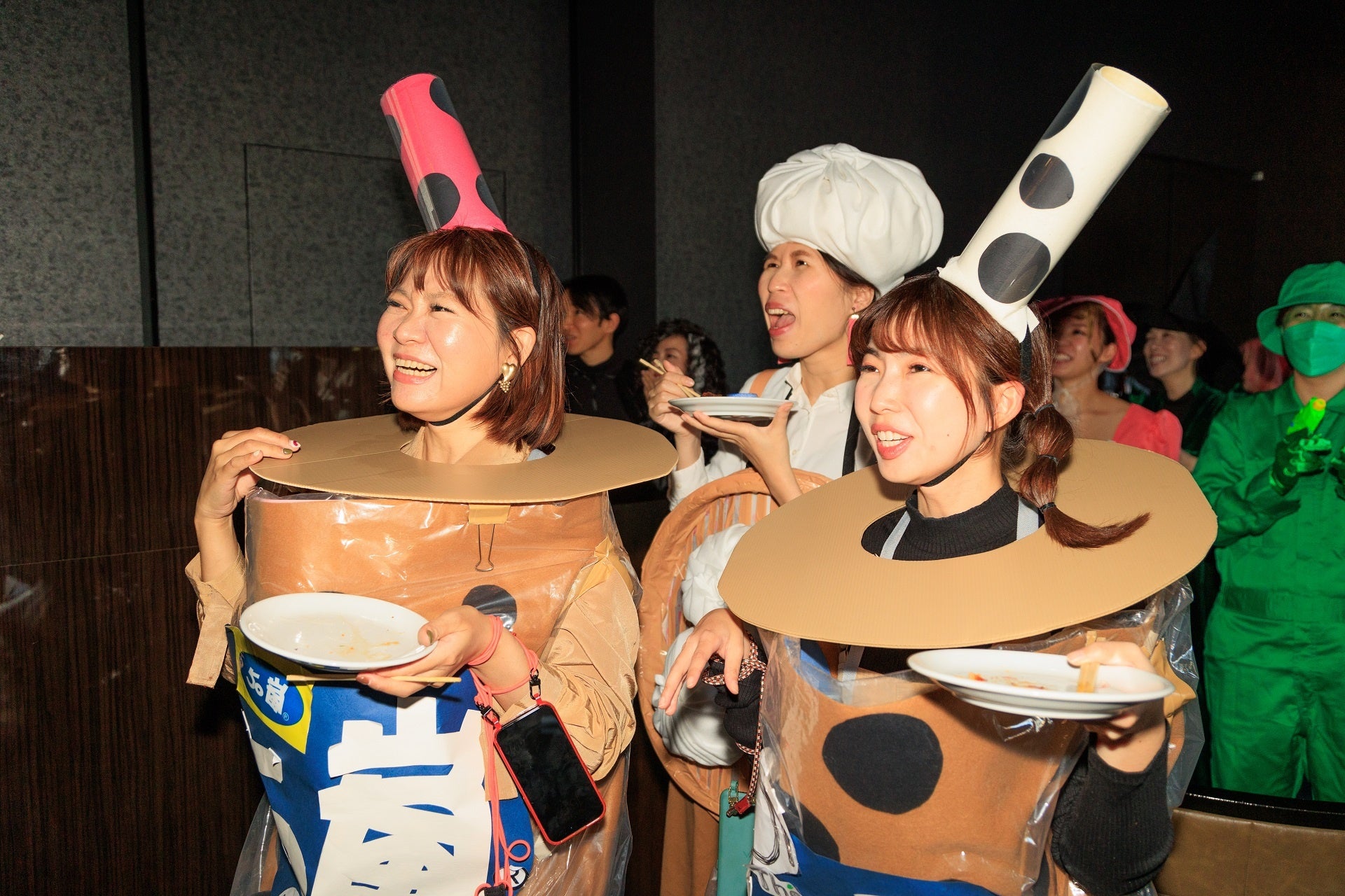 台湾支社の社員も台湾名物の仮装で駆け付けました