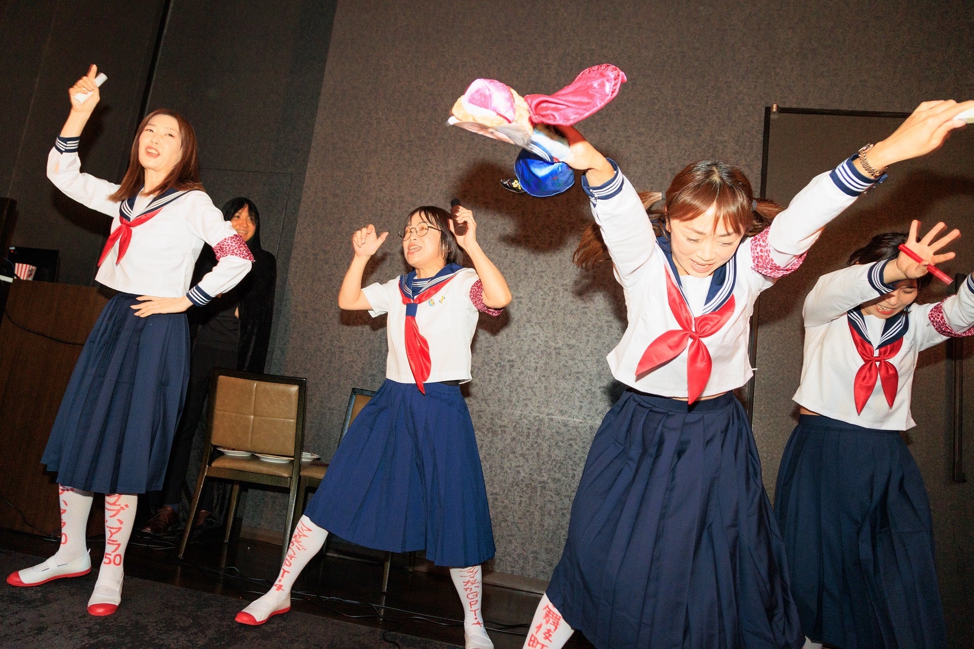 パフォーマンスを披露する社員たち２