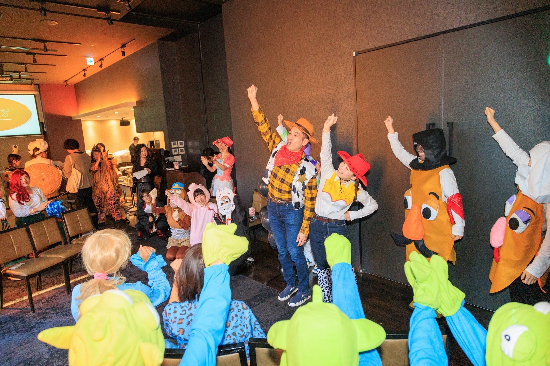 パフォーマンスを披露する社員たち１