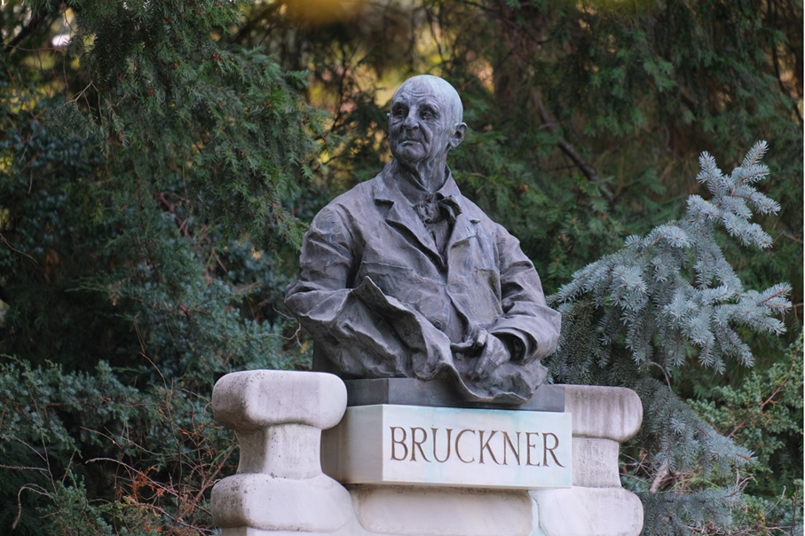 ウィーン市立公園の胸像 ©Gerhard Weinkirn