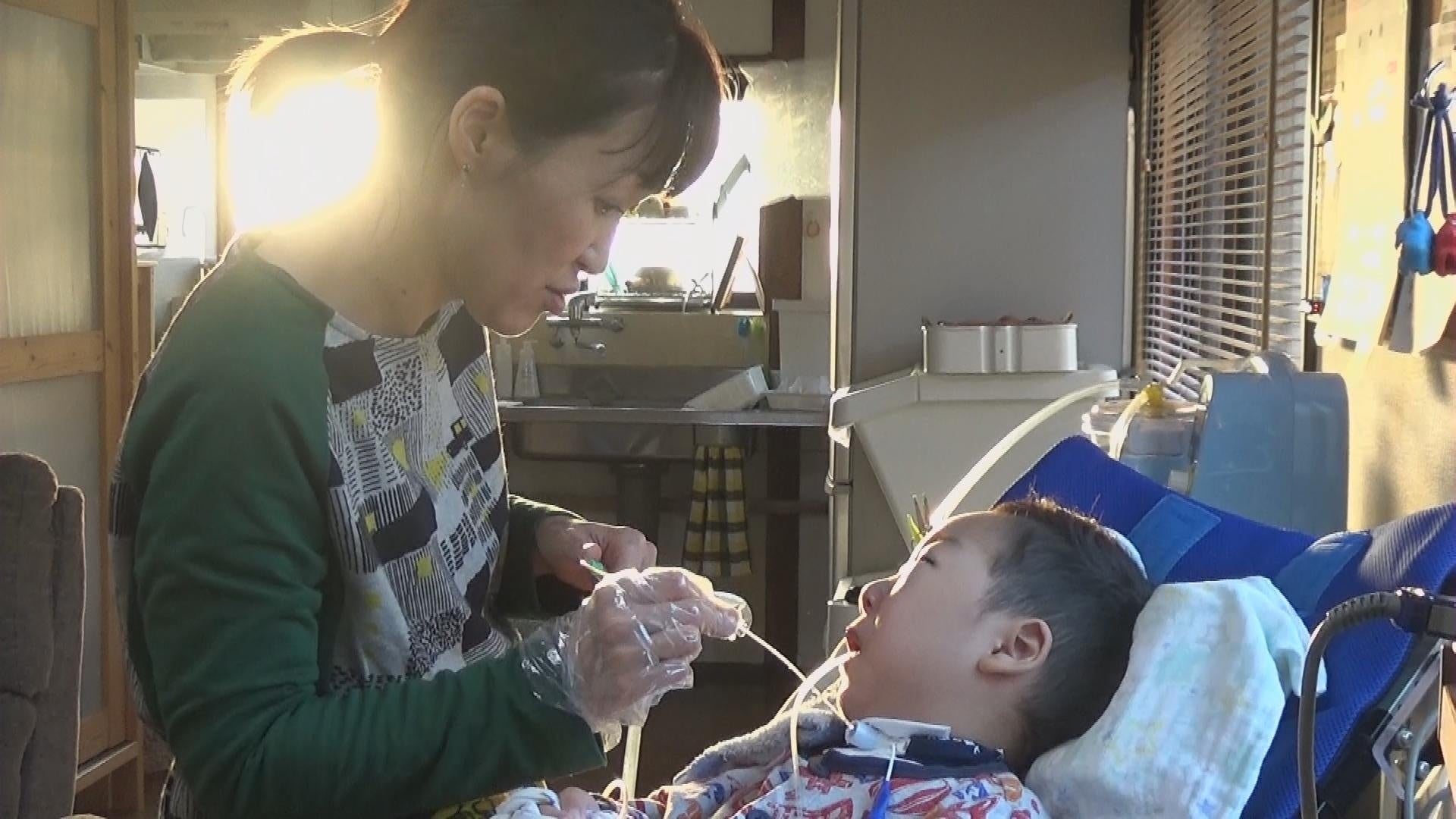 目撃者f 消えないアラーム~医療的ケア児 命つないだ先に~ ©株式会社福岡放送