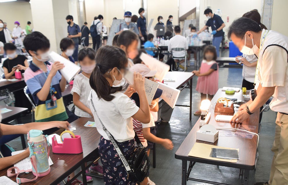 ～光の色の不思議にせまる～色が変わる手づくりステンドグラス工作：量子科学技術研究開発機構