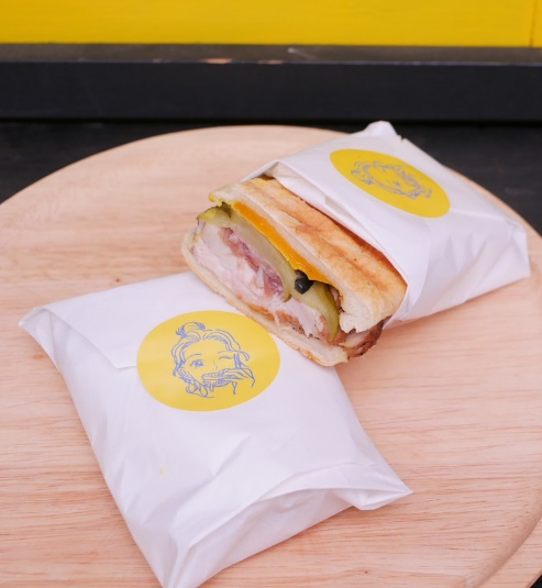 オシャレな包装で手土産にも最適です。