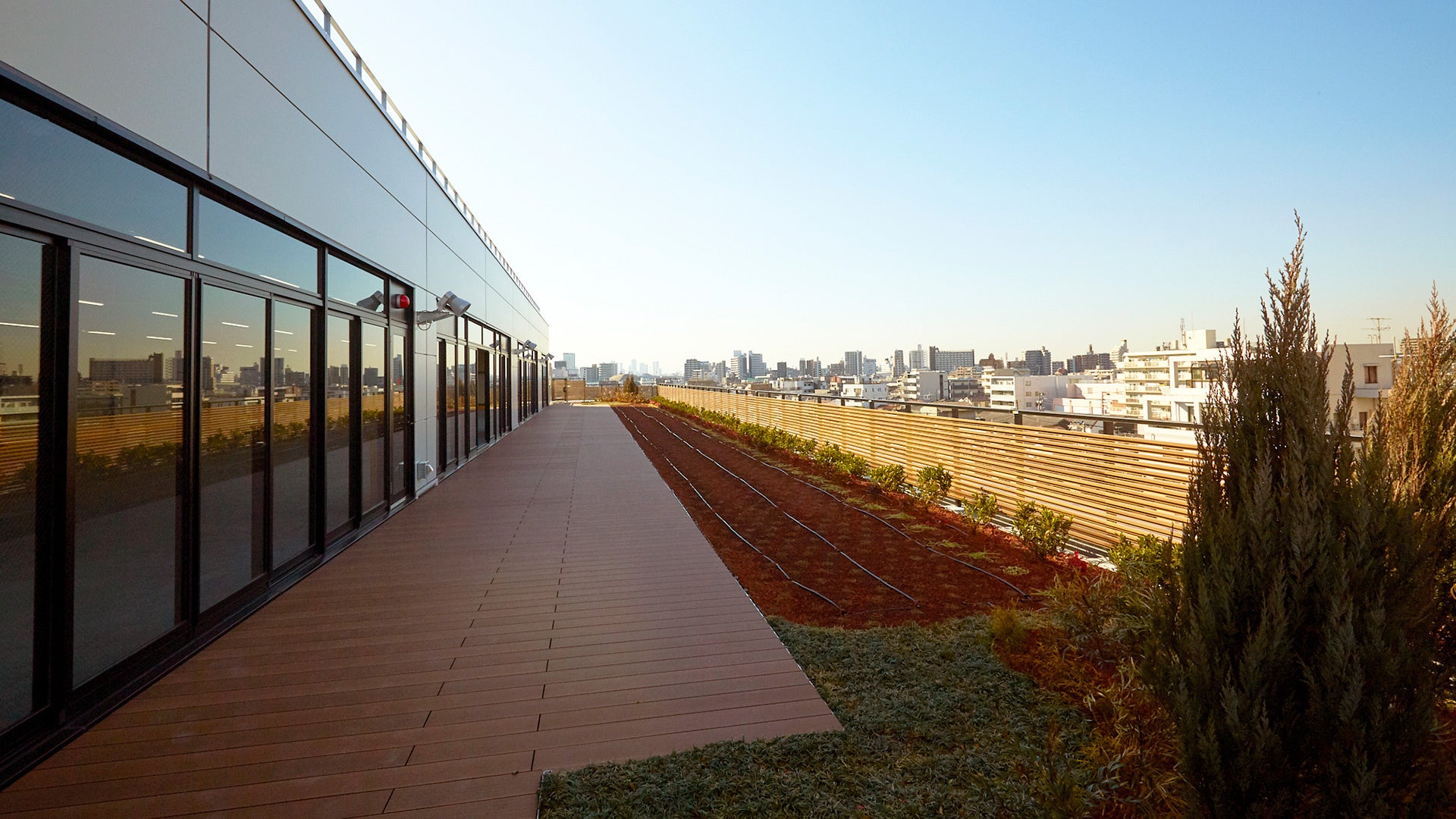 「プロロジスアーバン東京大田1」ルーフバルコニー