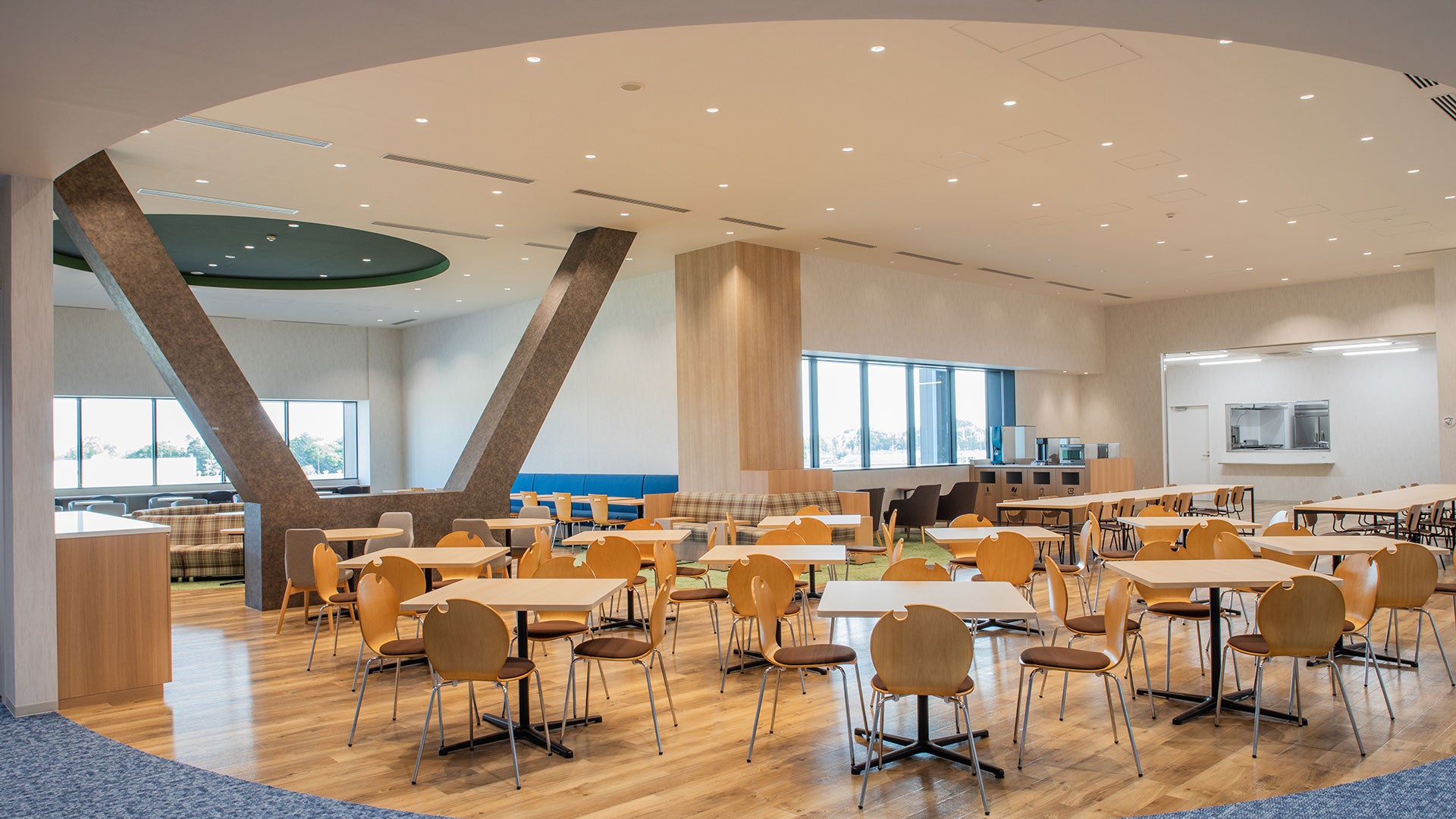 南側休憩室（136席）