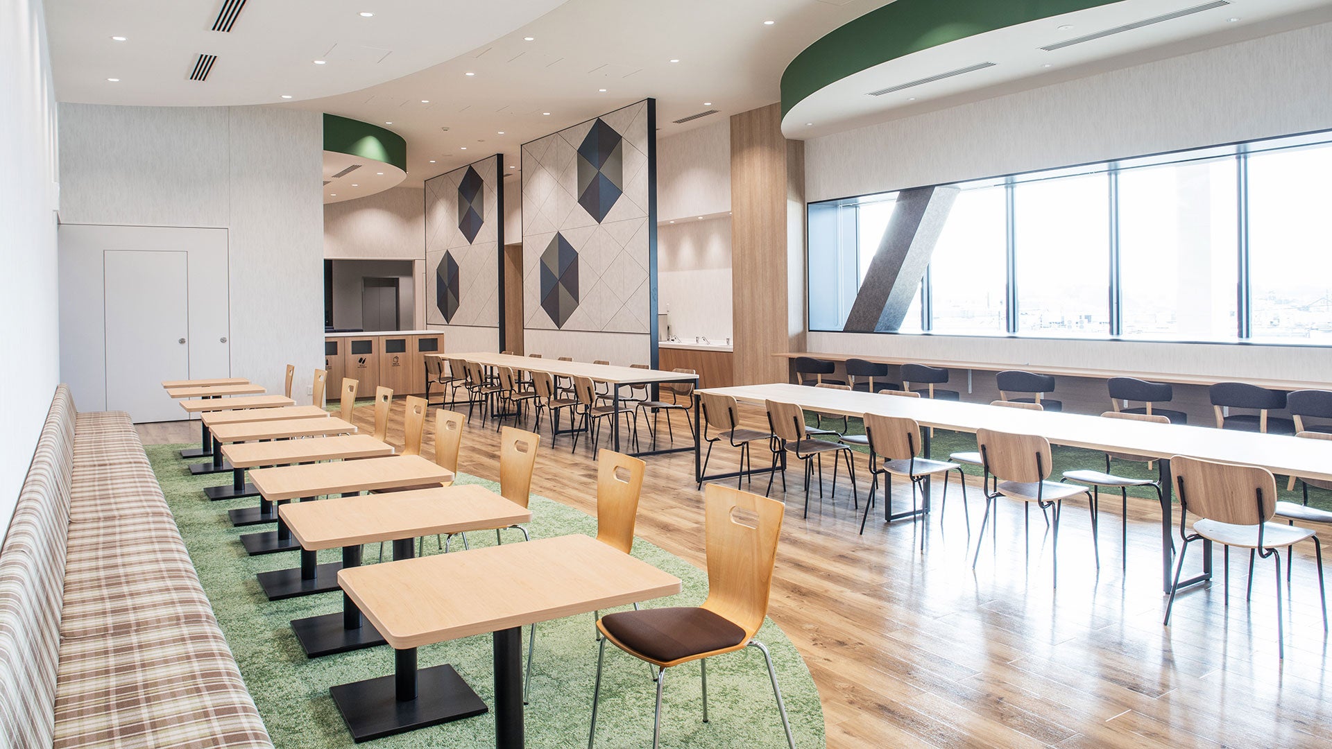 北側休憩室（60席）