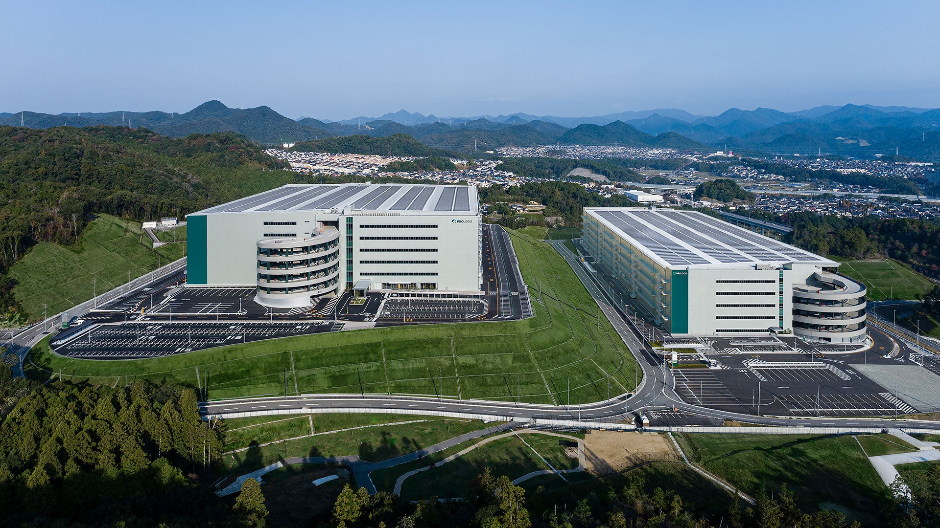 電力グリーン化を行った「プロロジスパーク猪名川1」（左）／「プロロジスパーク猪名川2」（右）も今後実施予定