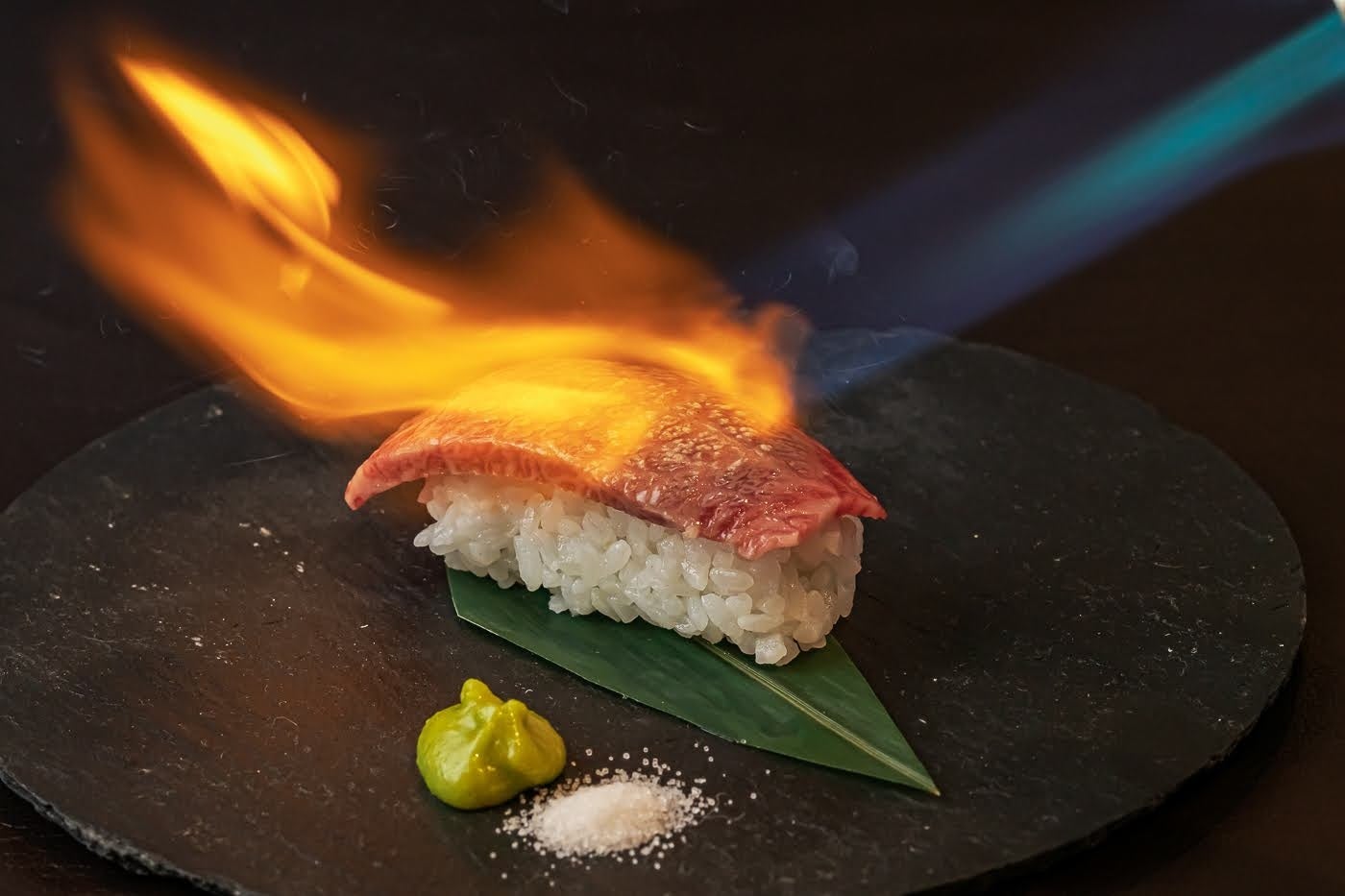 目の前で炙る迫力のある商品