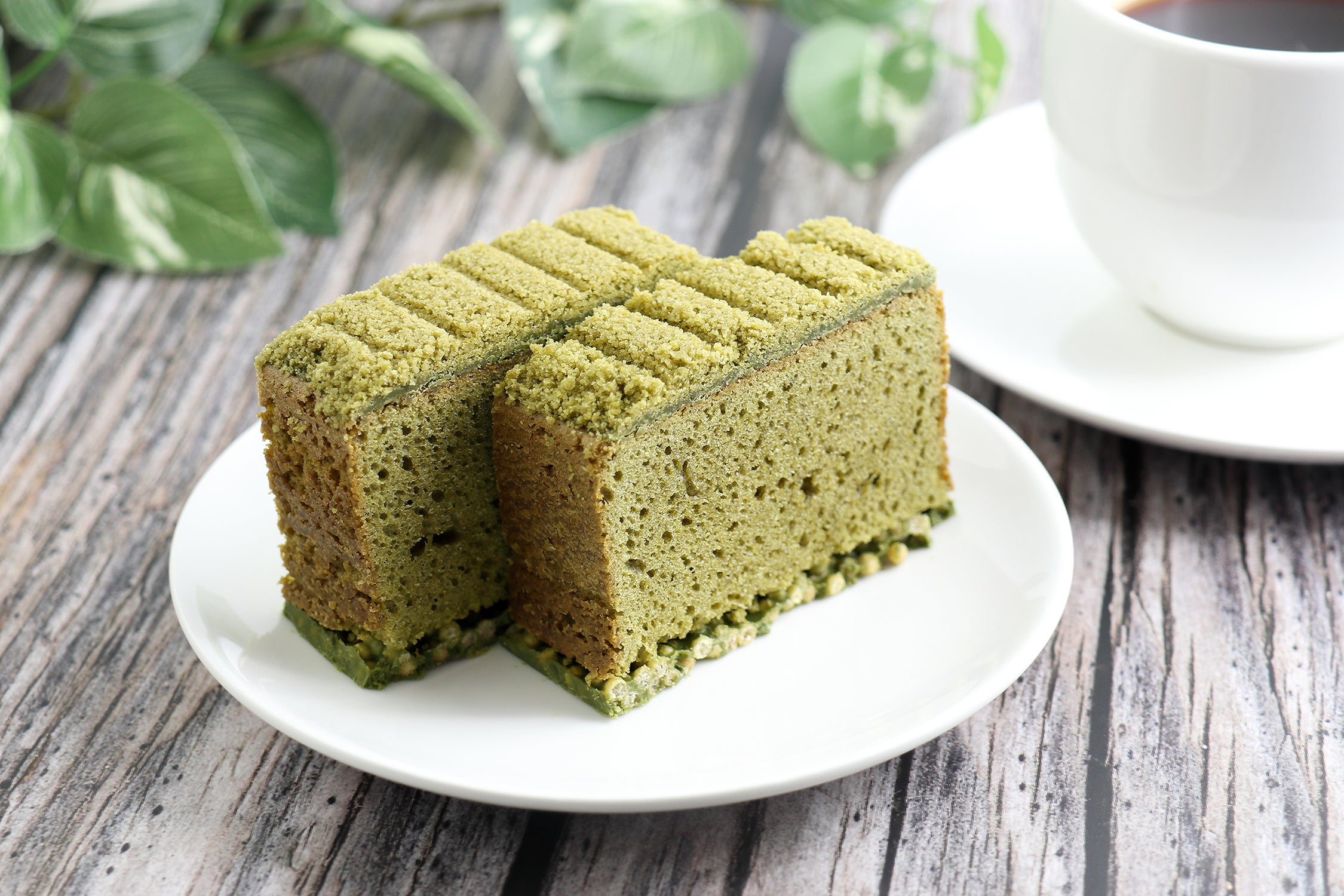 スライスカットしてお茶やコーヒー等と一緒に美味しく召し上がって頂けます