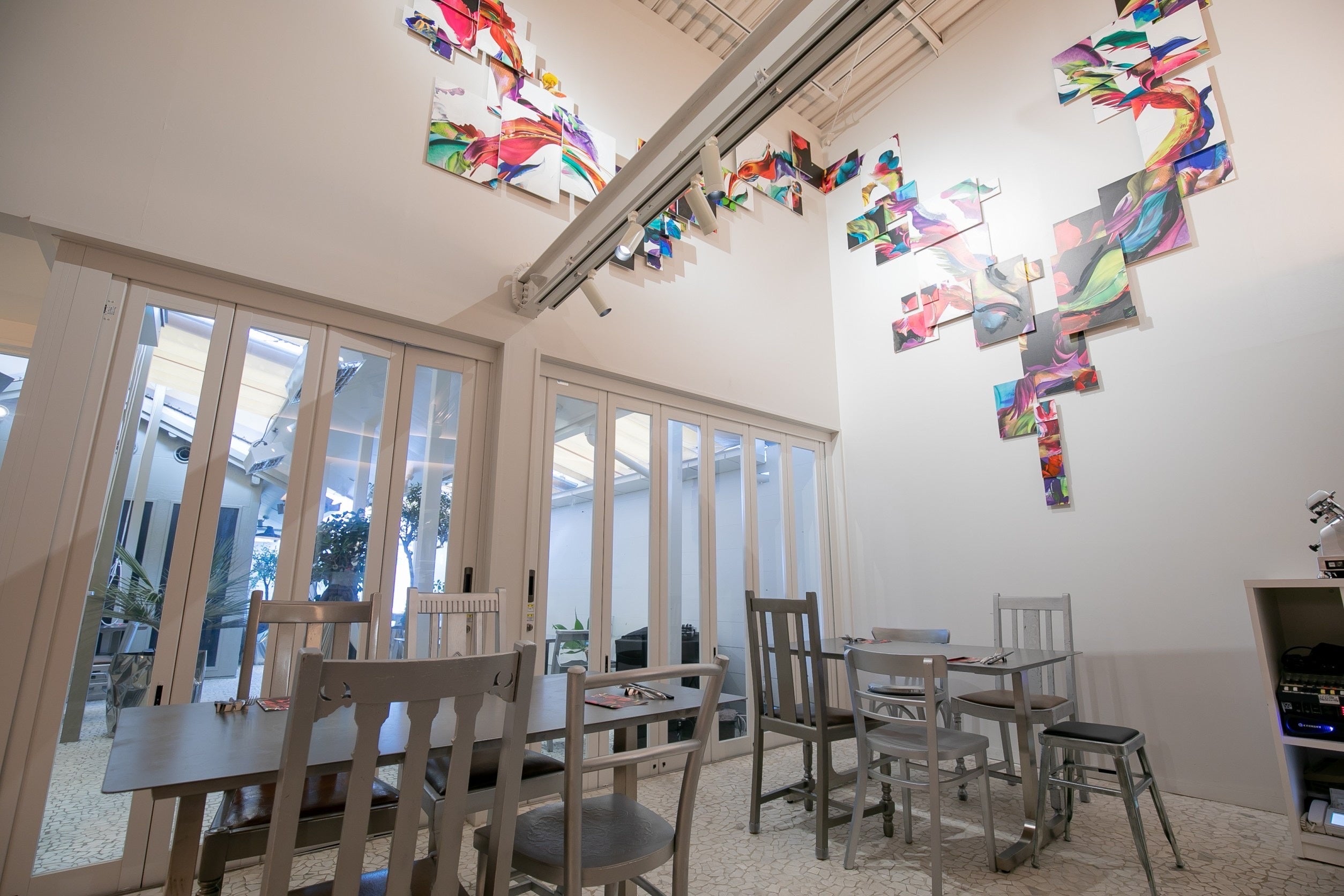 レストランテーブル上の壁画コラージュ／牧かほり