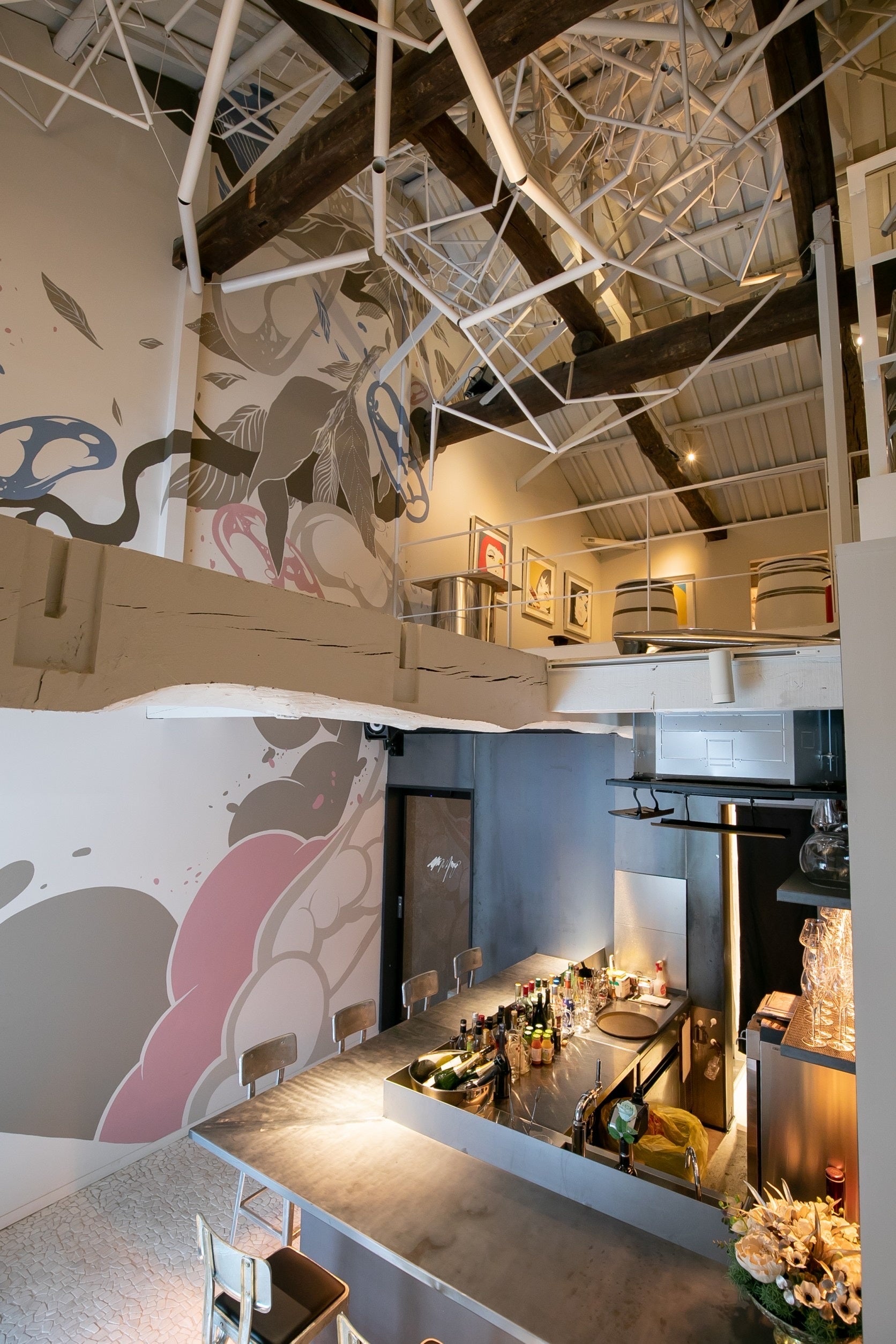 9mの吹き抜けペインティング／WOK22 と天井オブジェ／南志保