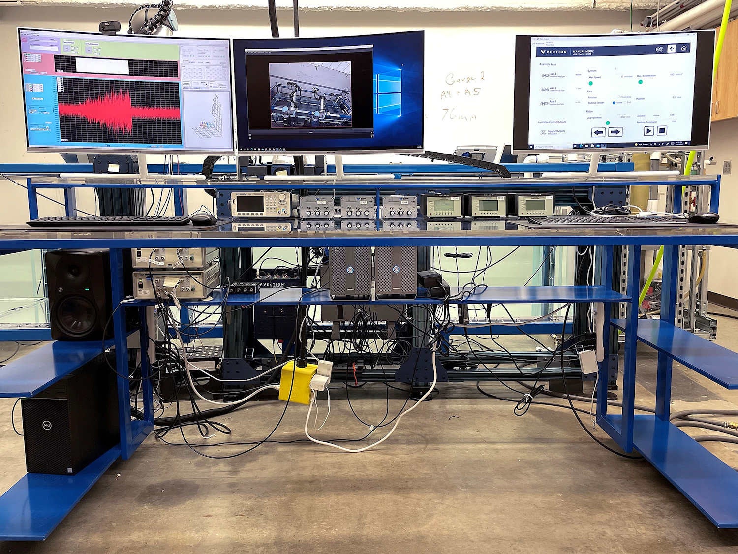 画像3：中央にグレーのPCIeシャーシを2つ備えたコントロールコンソール